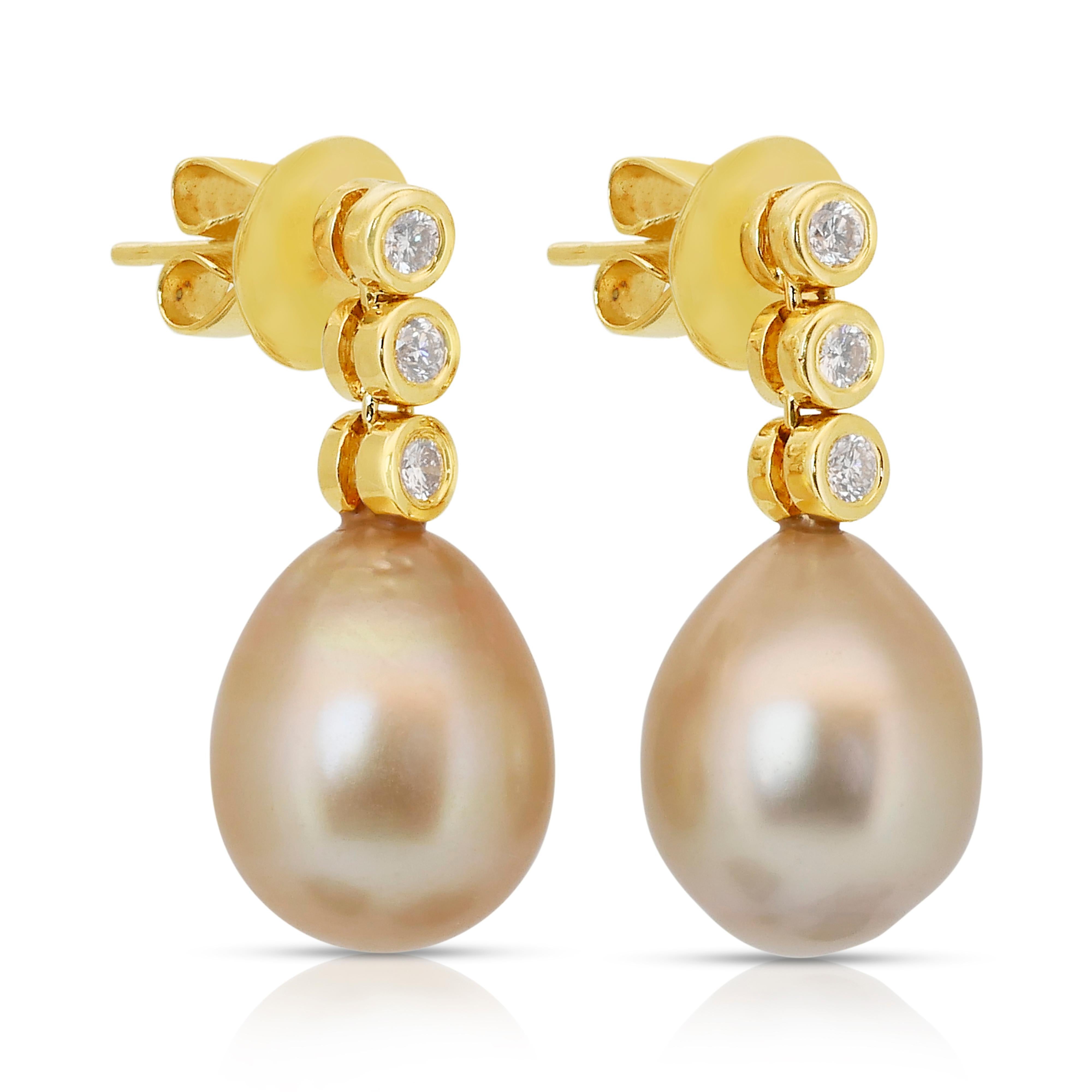 Orecchini pendenti con perle d'acqua salata e diamanti da 11,48 carati in oro giallo 18 ct. In condizioni Nuovo in vendita a רמת גן, IL