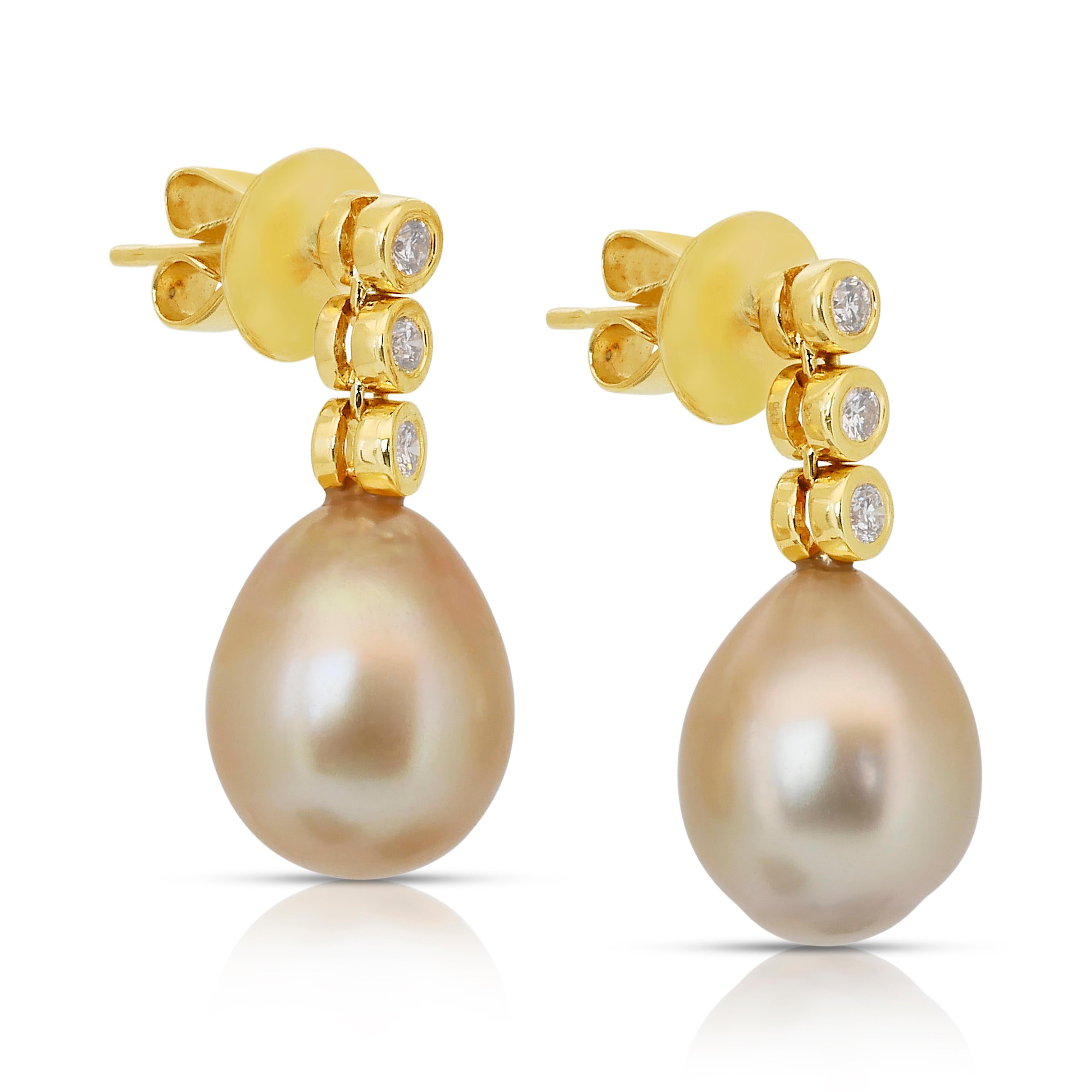Orecchini pendenti con perle d'acqua salata e diamanti da 11,48 carati in oro giallo 18 ct. in vendita 2