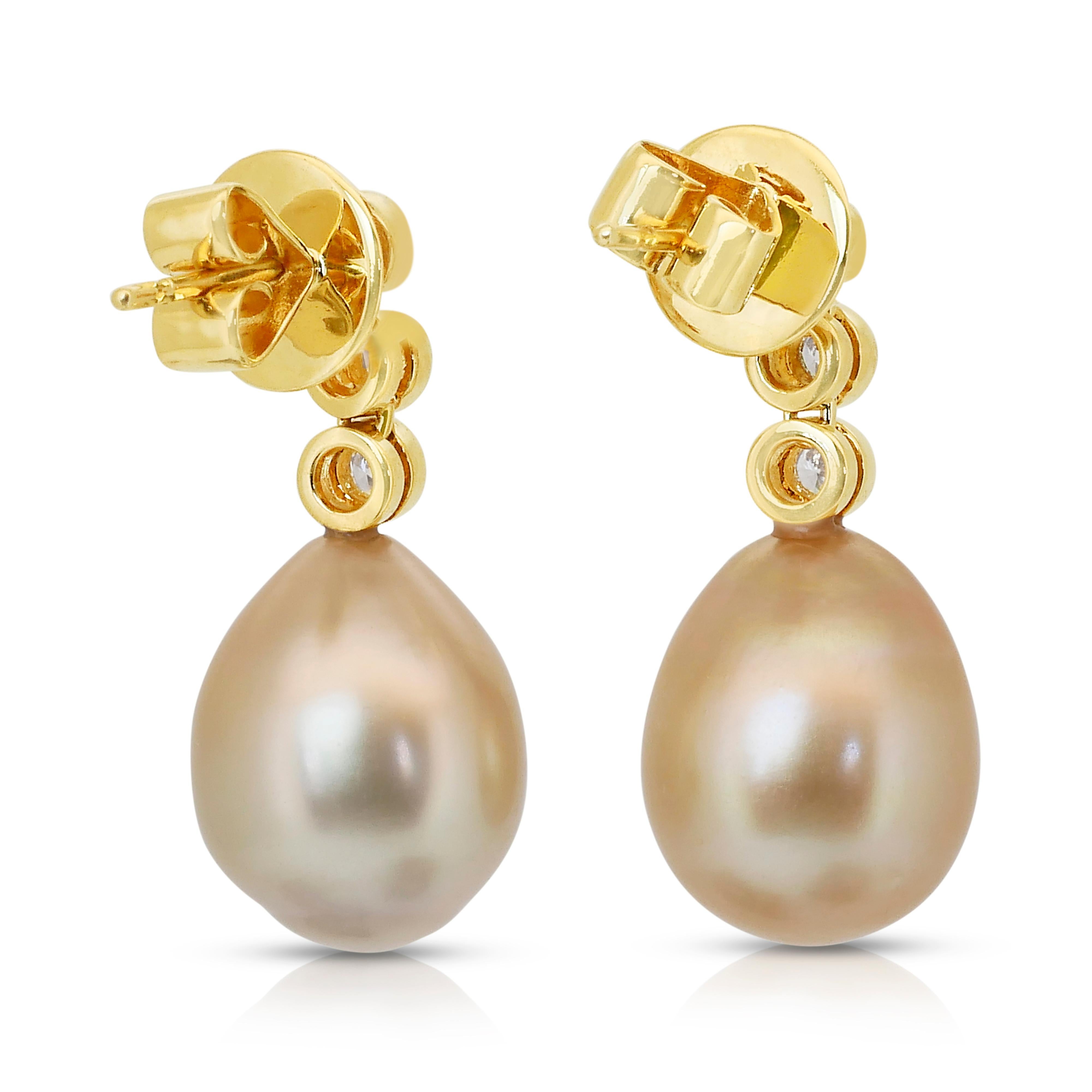 Orecchini pendenti con perle d'acqua salata e diamanti da 11,48 carati in oro giallo 18 ct. in vendita 3