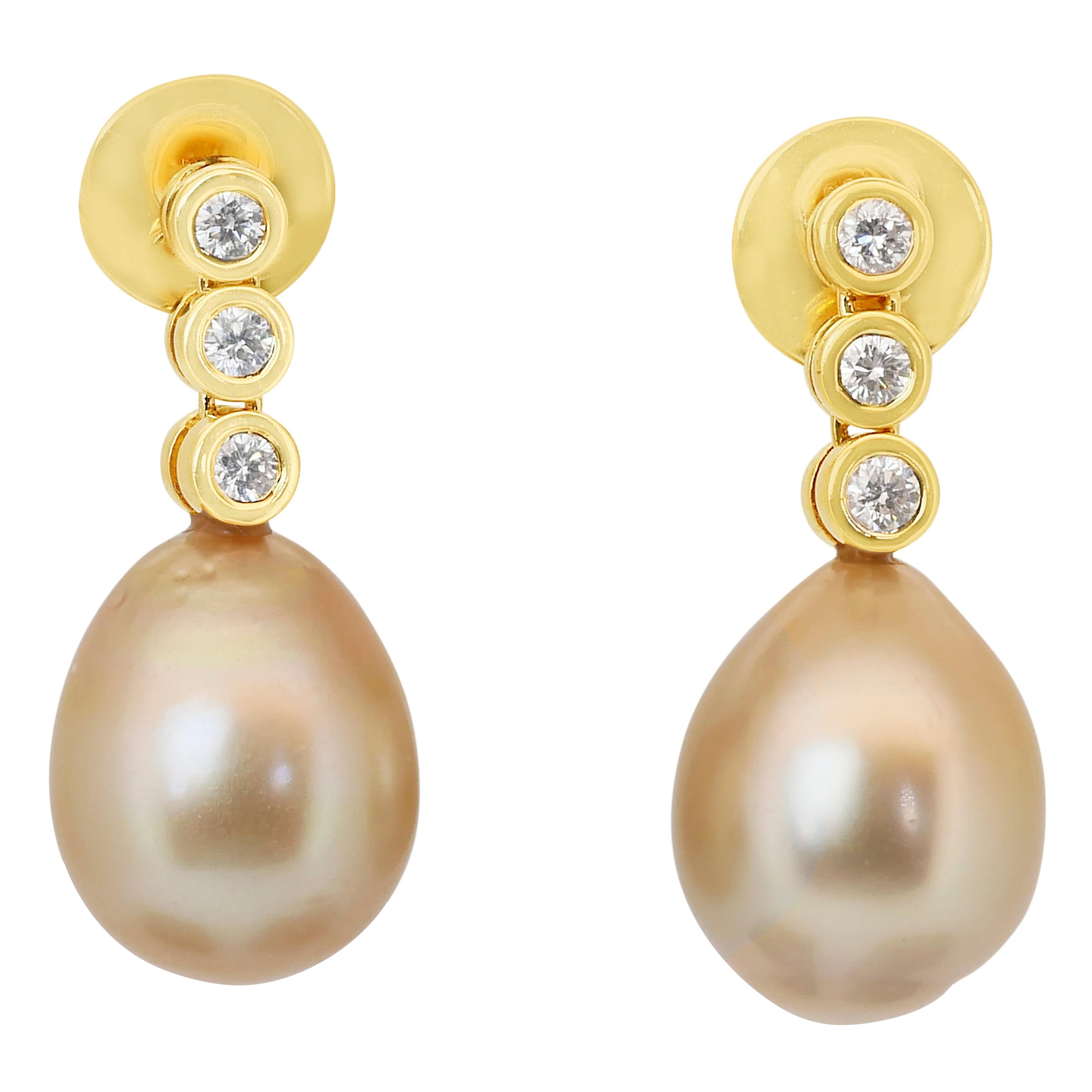 Orecchini pendenti con perle d'acqua salata e diamanti da 11,48 carati in oro giallo 18 ct.