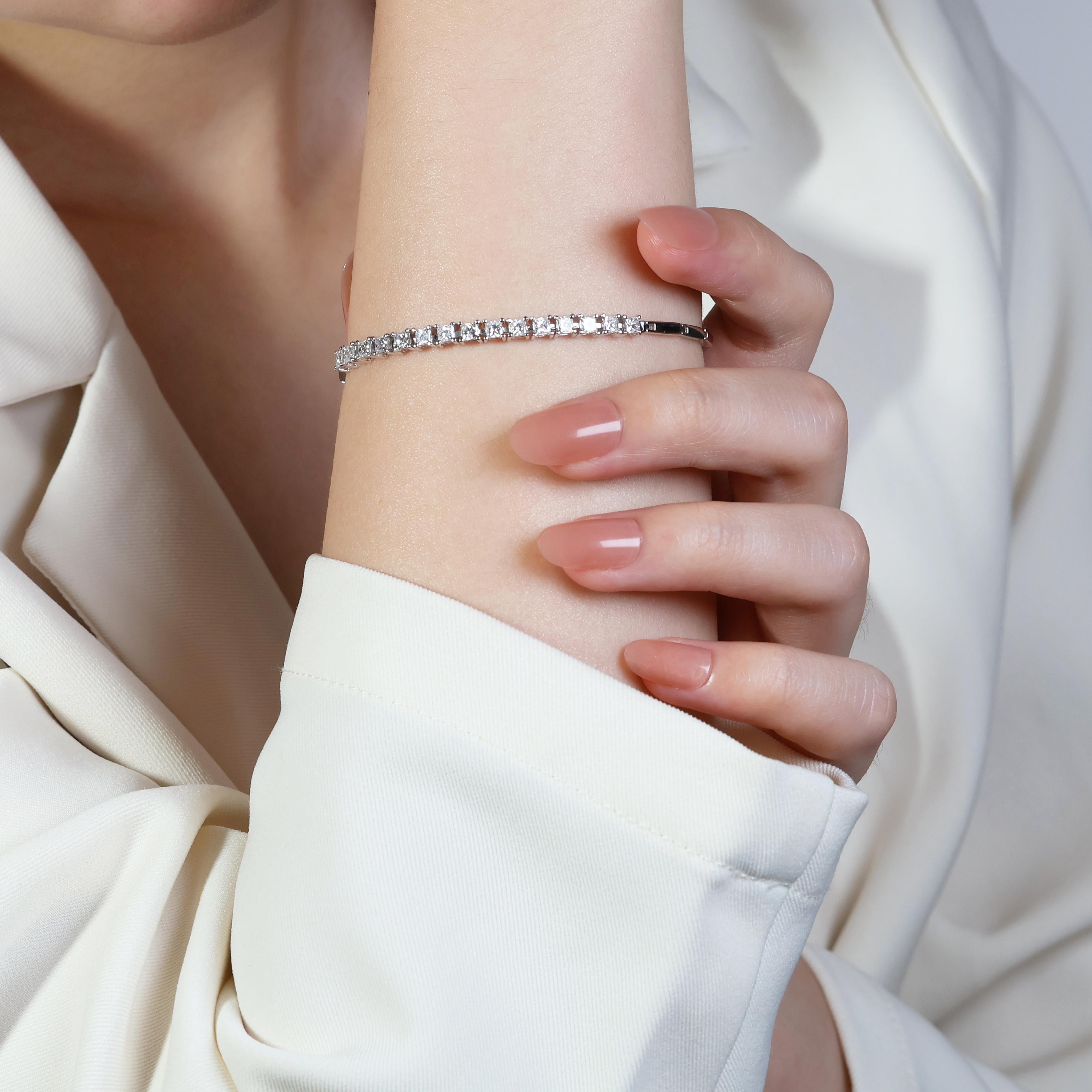 Dieses exquisite Armband präsentiert 15 bezaubernde birnenförmige Diamanten, die sorgfältig in glänzendes 18 Karat Weißgold gefasst sind. Die Diamanten haben ein Gesamtgewicht von 1,20 Karat und strahlen mit einem außergewöhnlichen F-Farbgrad und