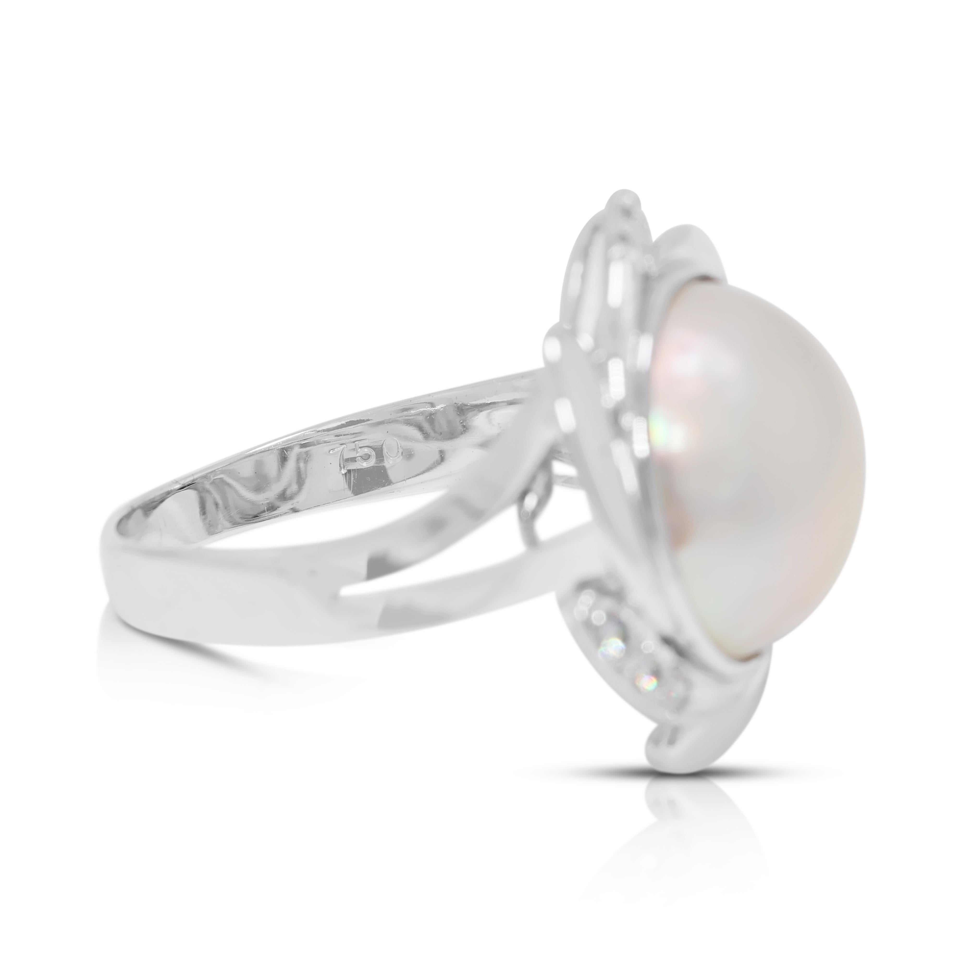 Taille ronde Bague en or blanc 18 carats, perle Mabe de 13,4 mm et diamant naturel de 0,18 carat. en vente