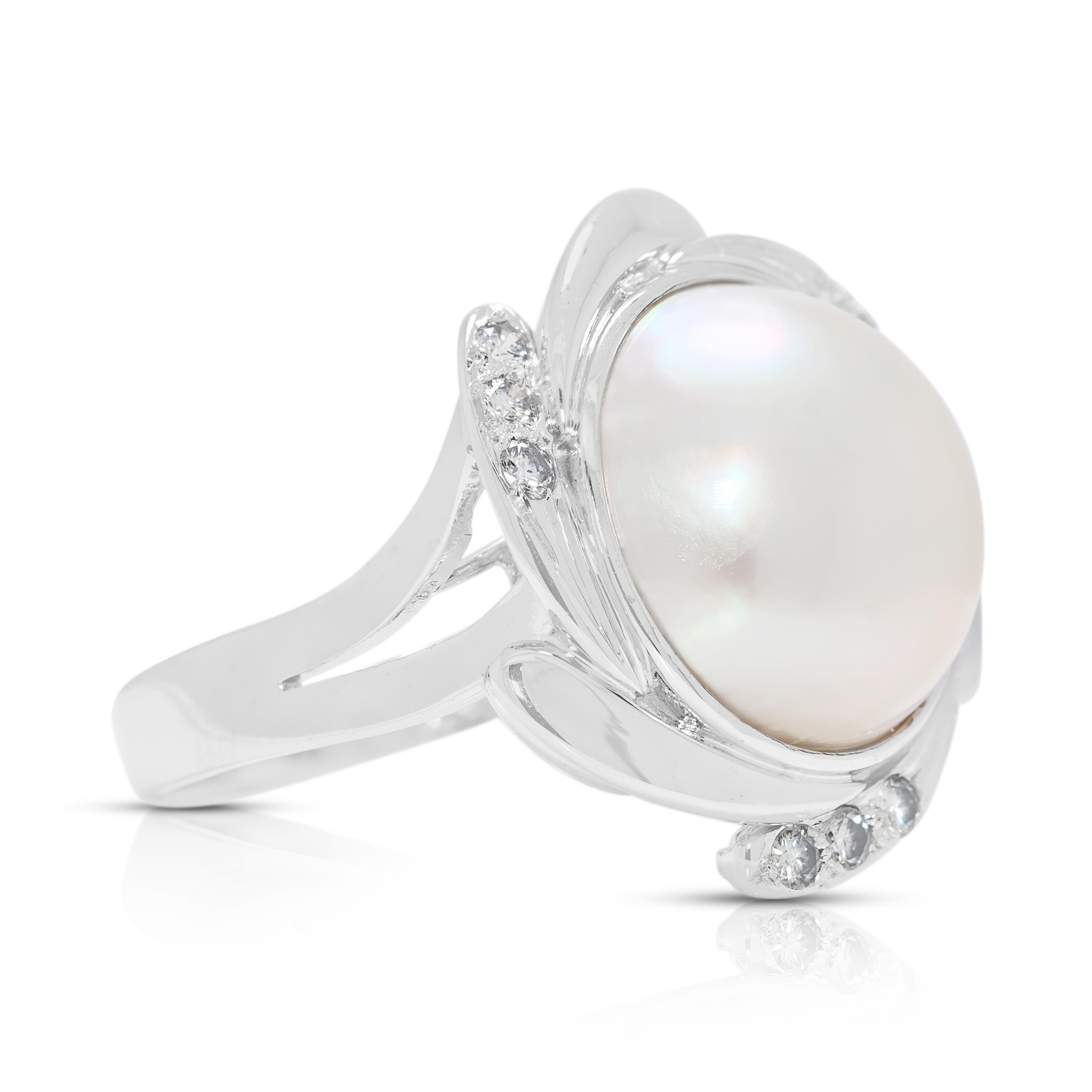 Bague en or blanc 18 carats, perle Mabe de 13,4 mm et diamant naturel de 0,18 carat. Excellent état - En vente à רמת גן, IL
