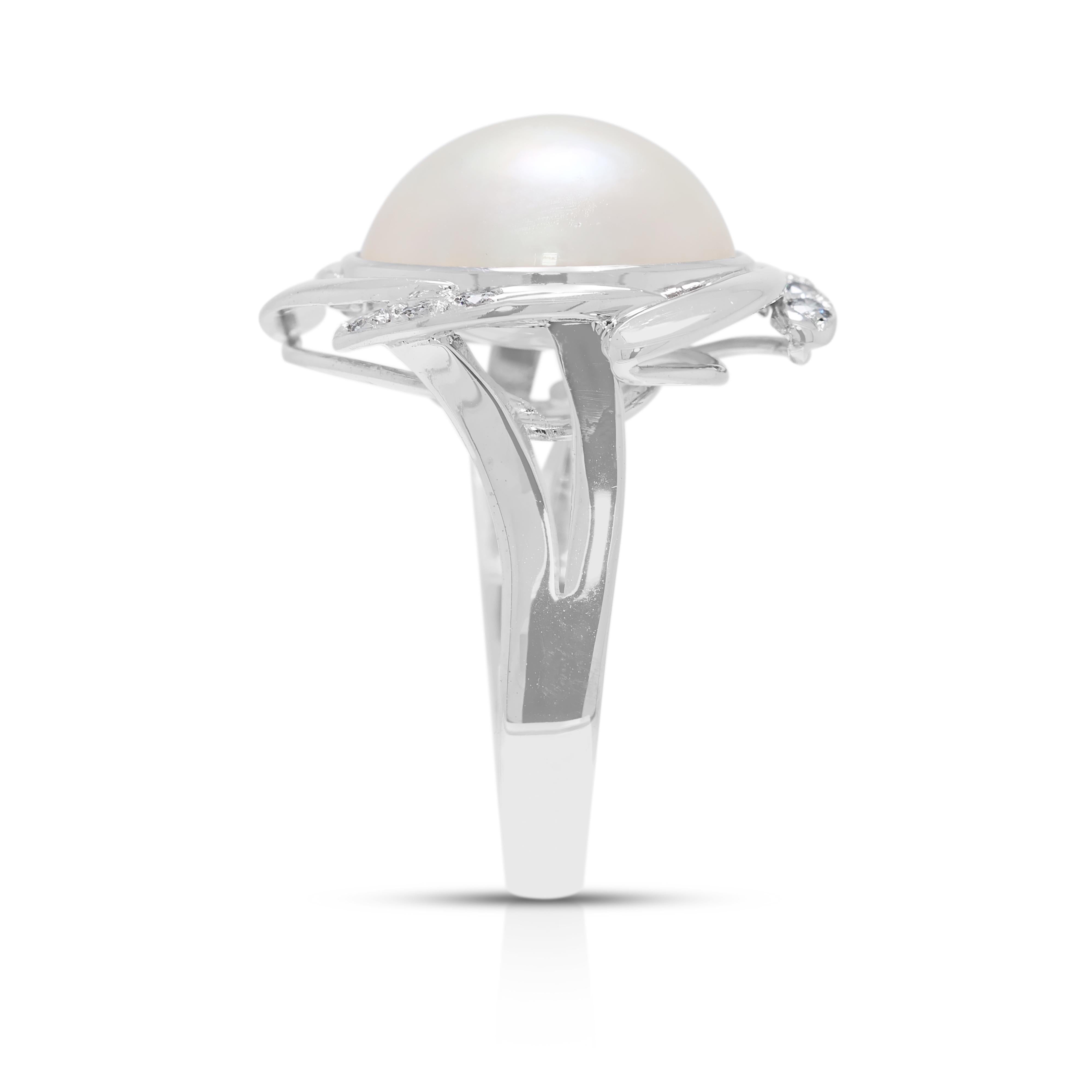 Bague en or blanc 18 carats, perle Mabe de 13,4 mm et diamant naturel de 0,18 carat. Pour femmes en vente