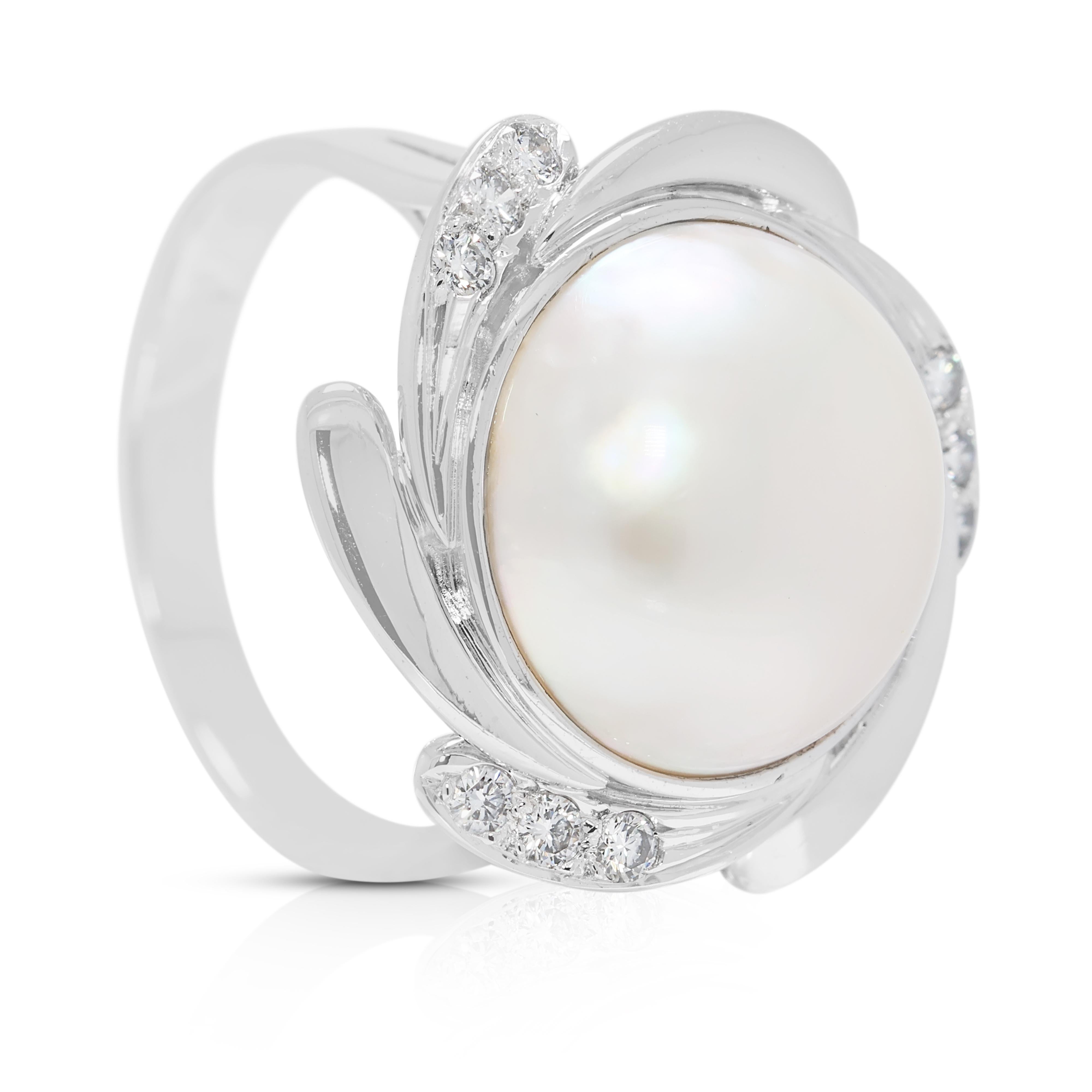 Bague en or blanc 18 carats, perle Mabe de 13,4 mm et diamant naturel de 0,18 carat. en vente 1