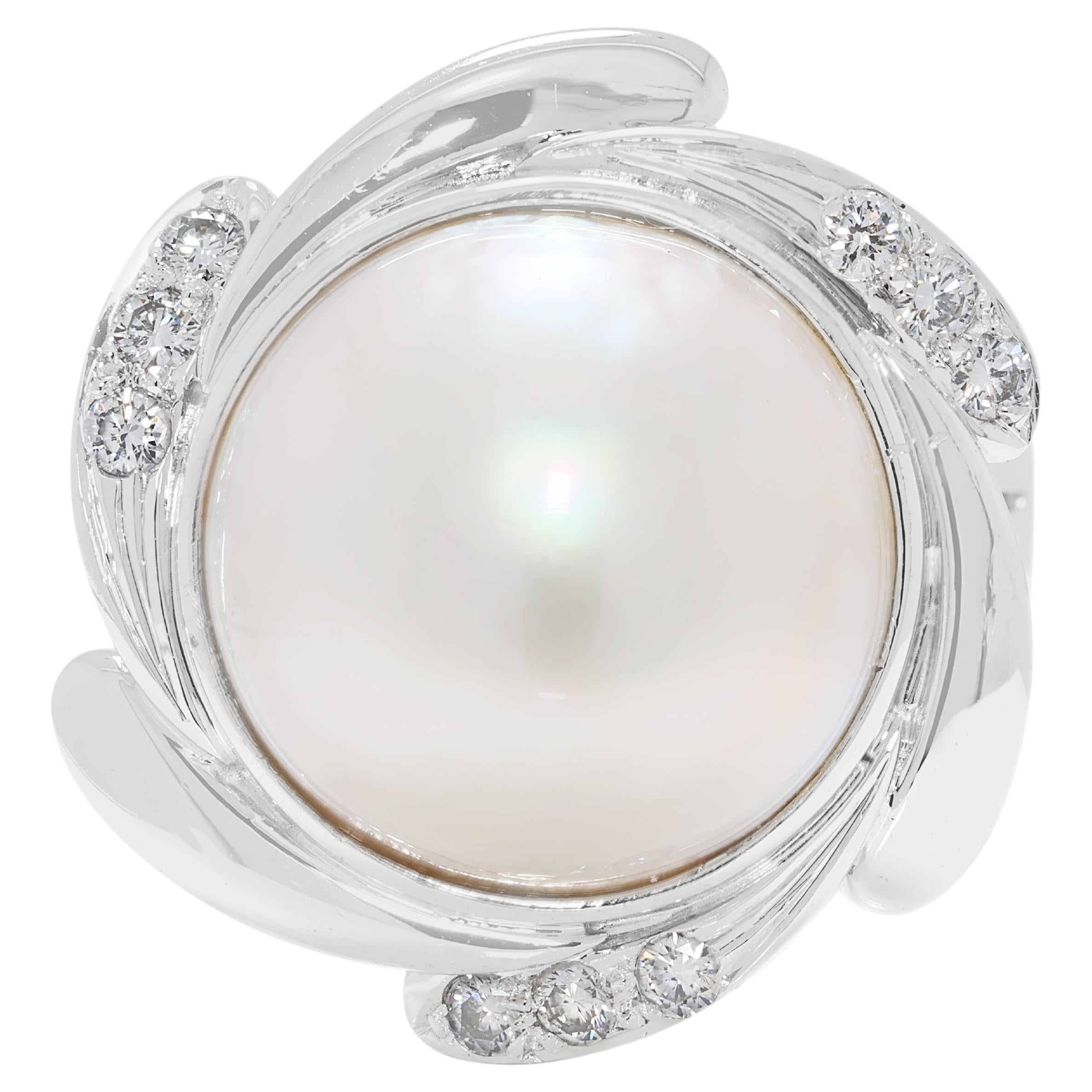 Bague en or blanc 18 carats, perle Mabe de 13,4 mm et diamant naturel de 0,18 carat. en vente