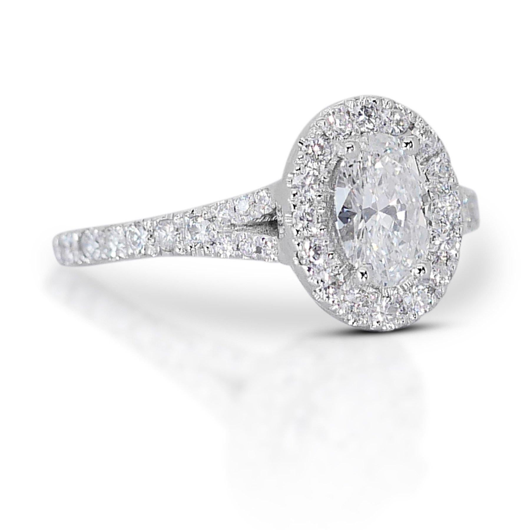 Glanzvolle 1,41ct Double Excellent Ideal Cut Diamanten Halo Ring in 18k Weißgold - GIA zertifiziert

Lassen Sie sich von der schieren Eleganz dieses Halo-Rings aus 18 Karat Weißgold verzaubern, der mit einem ovalen Diamanten von 1,01 Karat besticht.