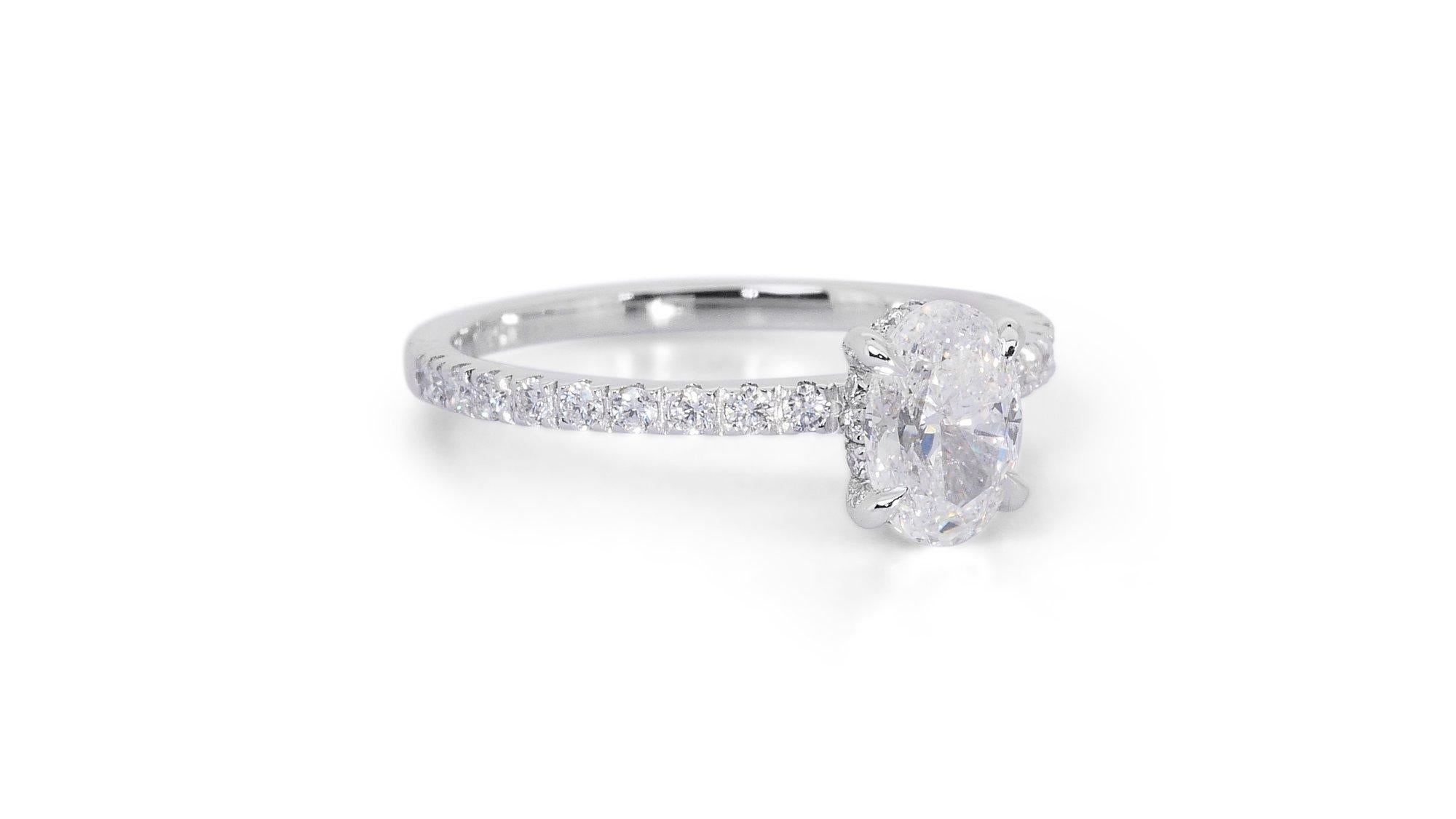 Glanzvolle 1,56ct Oval Diamant Pave Ring in 18k Weißgold - GIA zertifiziert

Dieser raffinierte Ring aus 18 Karat Weißgold ist mit einem schillernden ovalen Diamanten von 1,30 Karat besetzt. Der Mittelstein wird von einem Halo aus 31 funkelnden