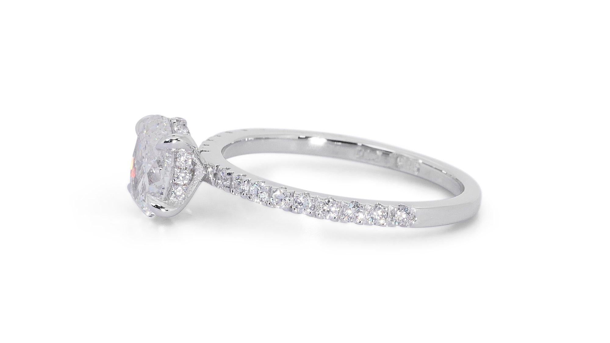Glanzvolle 1,56ct Oval Diamant Pave Ring in 18k Weißgold - GIA zertifiziert (Ovalschliff) im Angebot