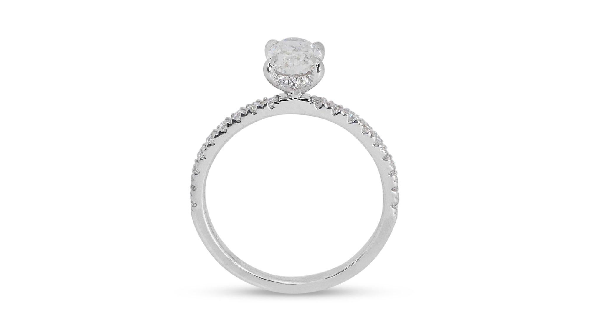 Glanzvolle 1,56ct Oval Diamant Pave Ring in 18k Weißgold - GIA zertifiziert im Zustand „Neu“ im Angebot in רמת גן, IL
