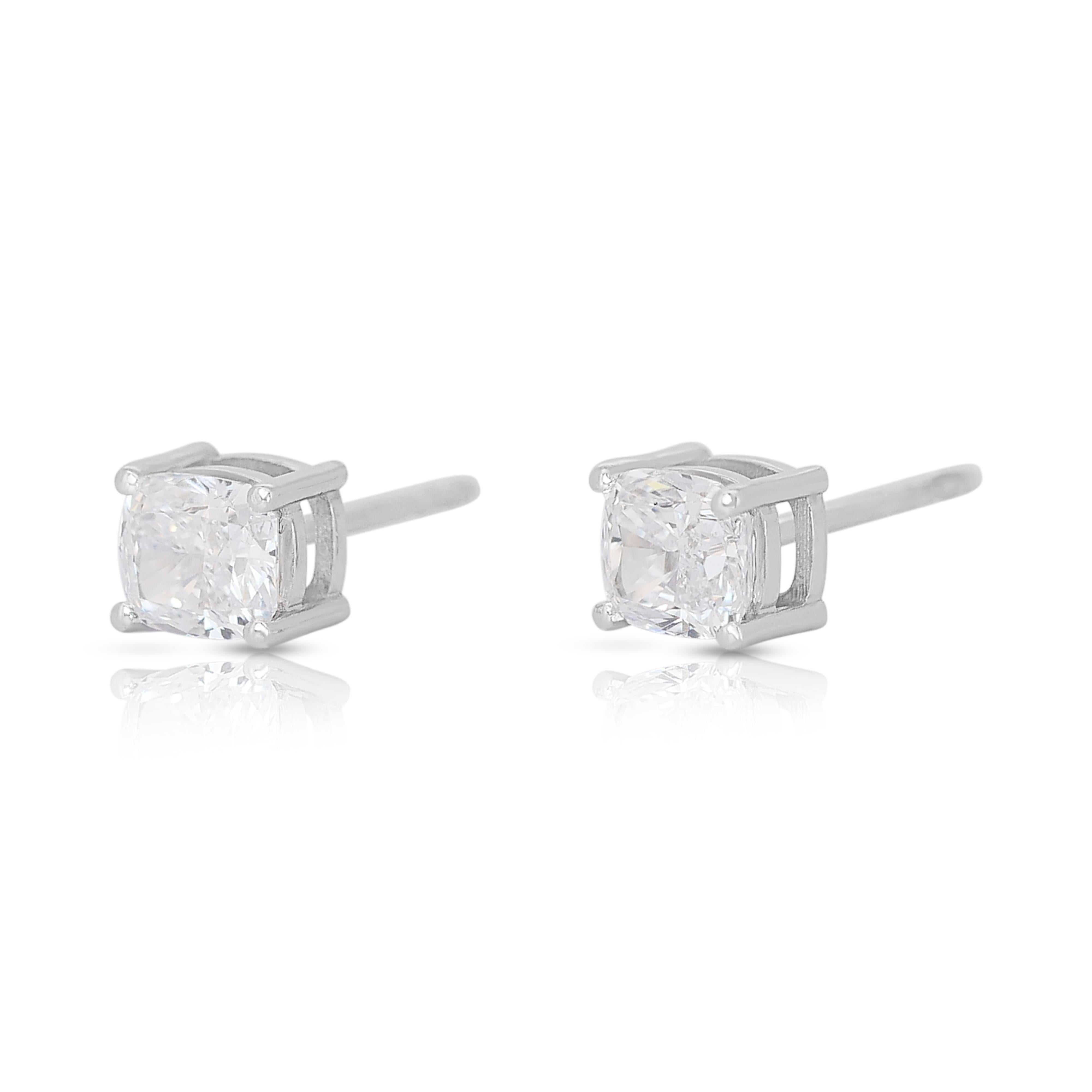 Clous d'oreilles en or blanc 18 carats avec diamants de 1,60 carat certifiés GIA

Offrez-vous le summum du luxe avec ces boucles d'oreilles en diamant époustouflantes, réalisées en or blanc 18 carats lustré. Chaque boucle d'oreille est ornée d'un
