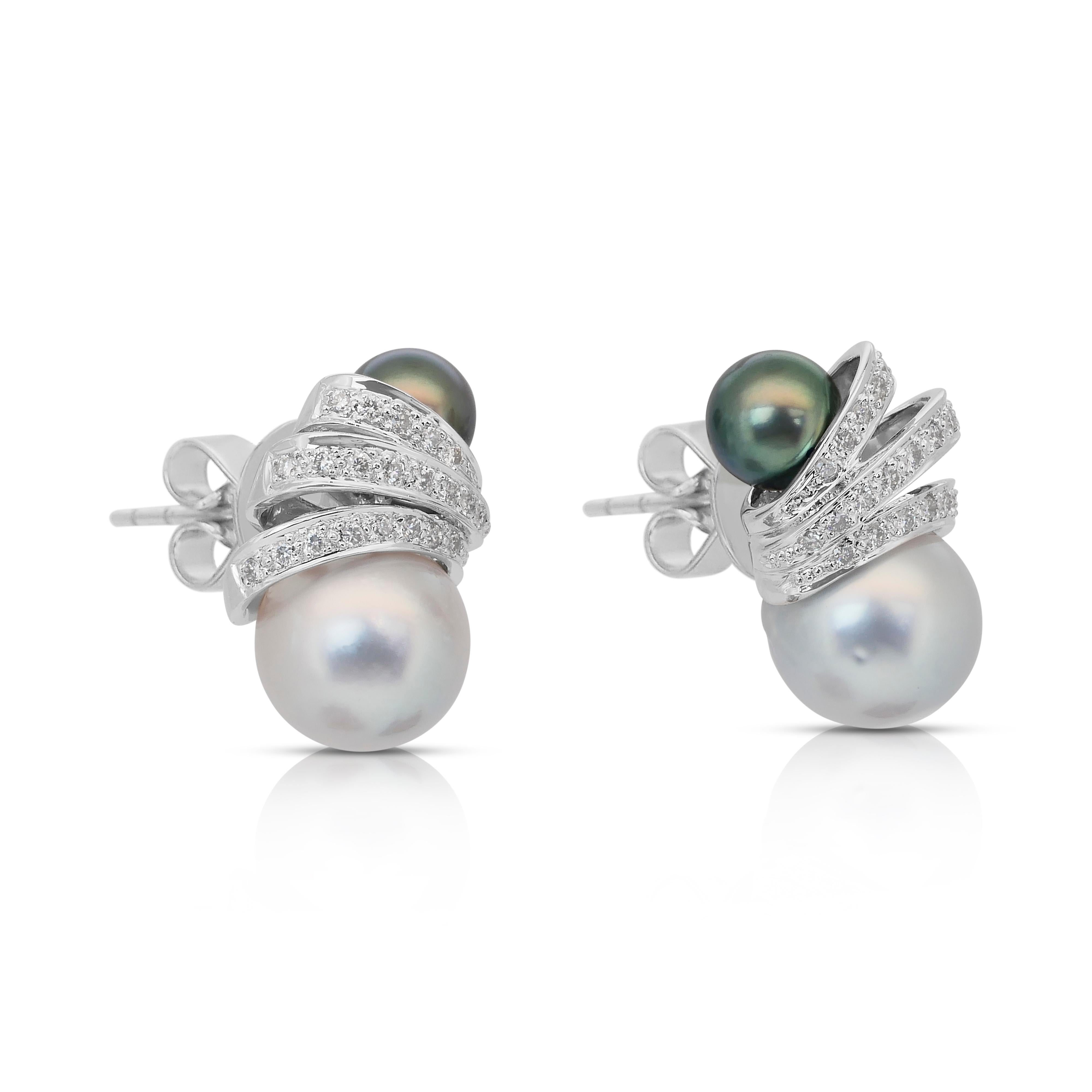 Lustrous 17.02ct Salt Water Cultured Pearls and Diamonds Earrings in 18k White Gold - IGI Certified

A luxurious harmony of color and luster, these 18k white gold earrings feature two luminous 13.00ct pinkish-white saltwater cultured pearls,
