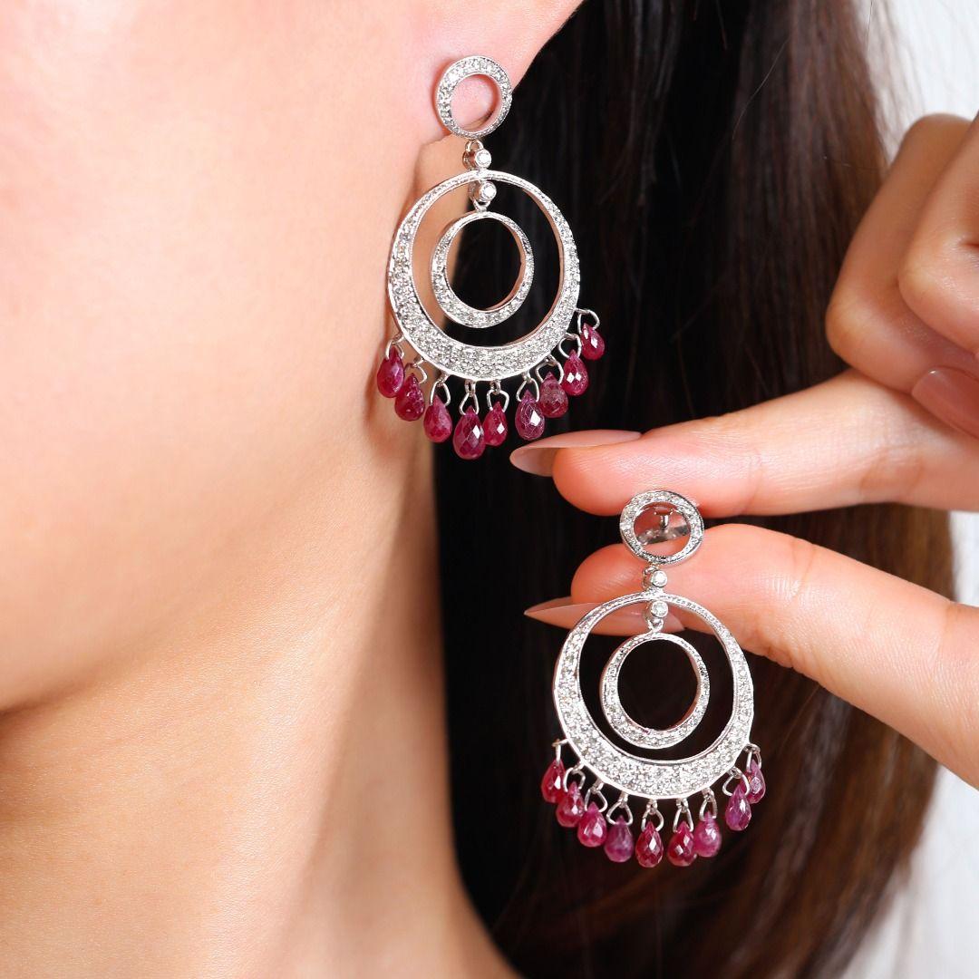 Voici nos superbes Eleg en or blanc 18 carats, une pièce magnifique qui incarne le luxe et l'élégance. Ces boucles d'oreilles exquises présentent un ensemble éblouissant de 144 diamants taille poire brillant, d'un poids total en carats de 4,32 ct.