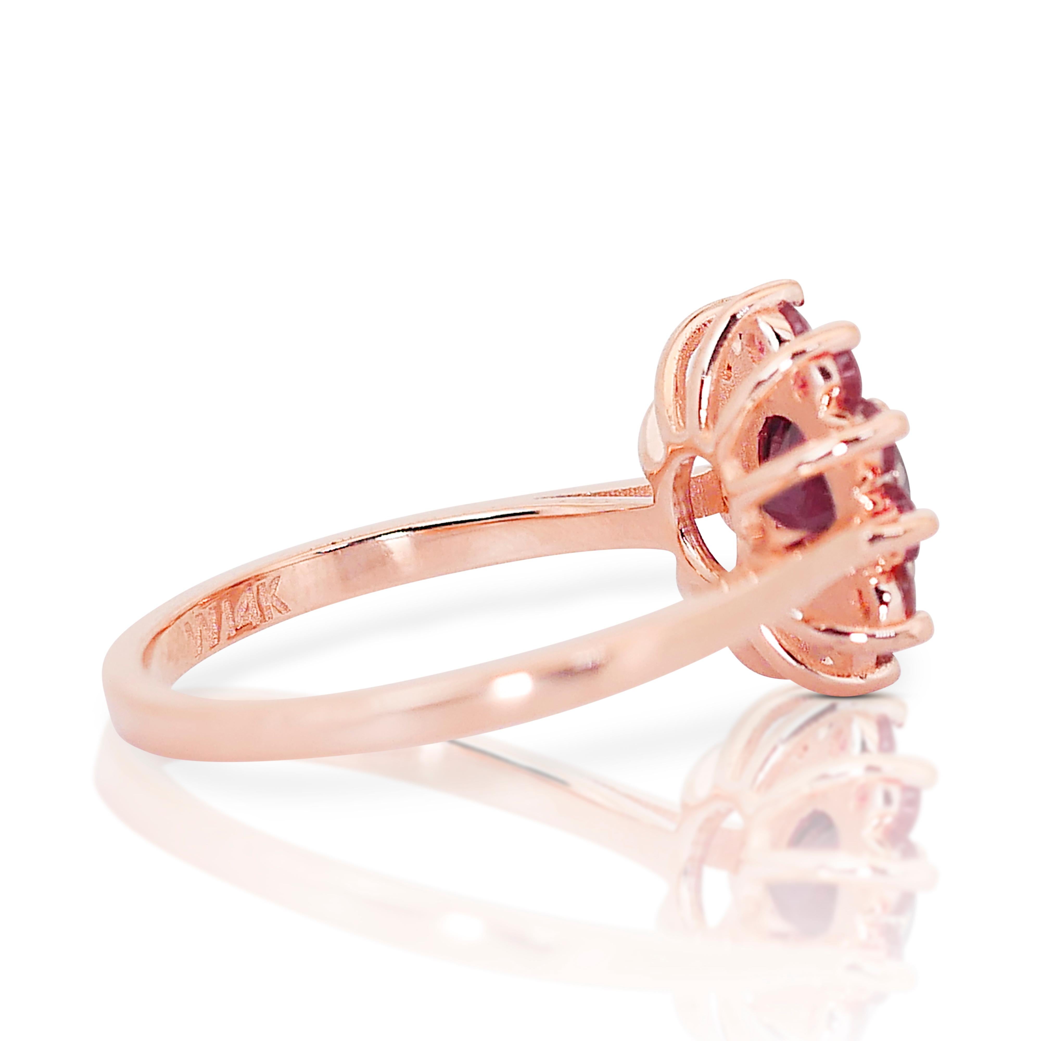 Lustrous 18KW Rose Gold Cluster Garnet Ring with 1.20 ct -  IGI Certified In New Condition For Sale In רמת גן, IL