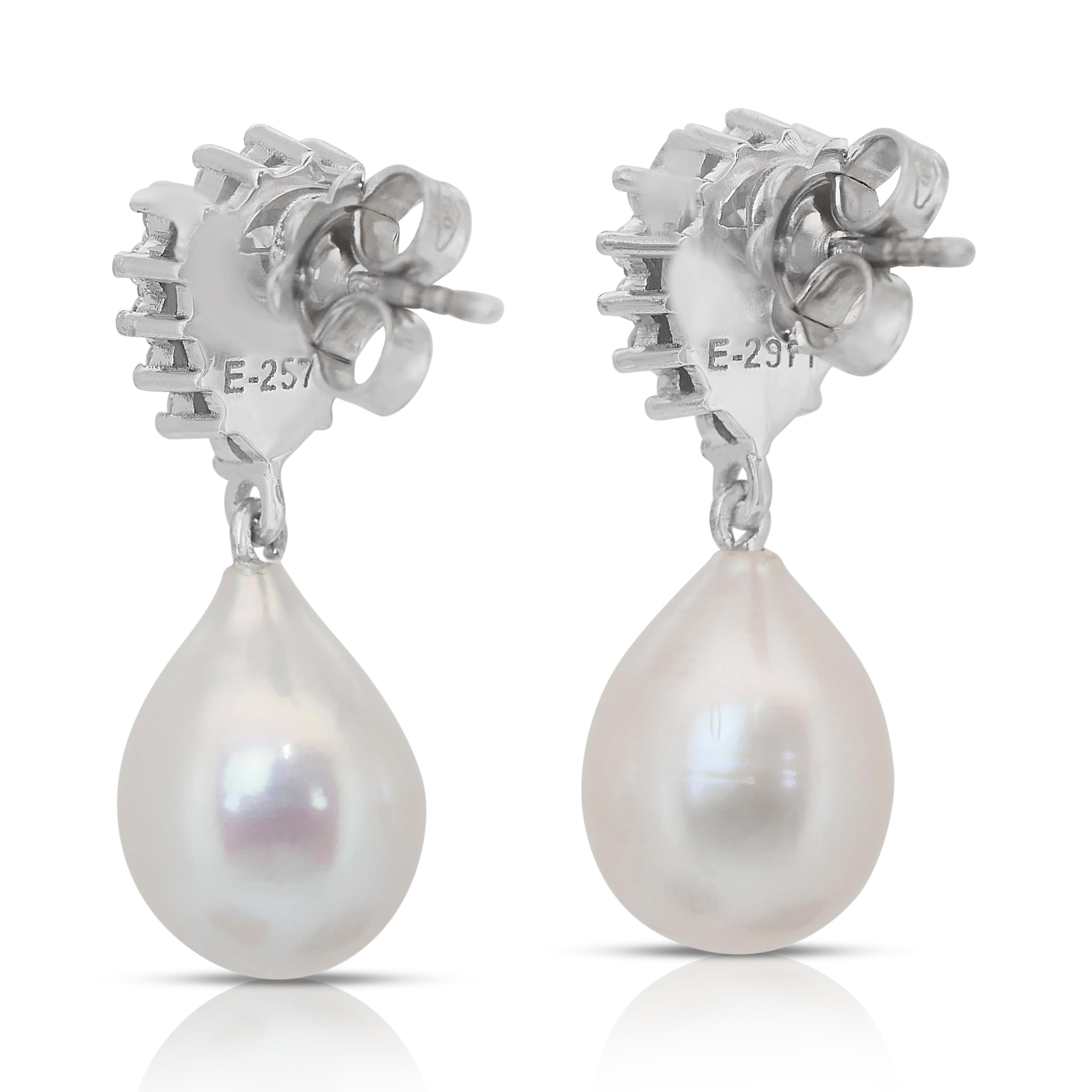 Lustrous 22.07ct Diamonds and Salt, and Cultured Pearls Drop Earrings For Sale 1