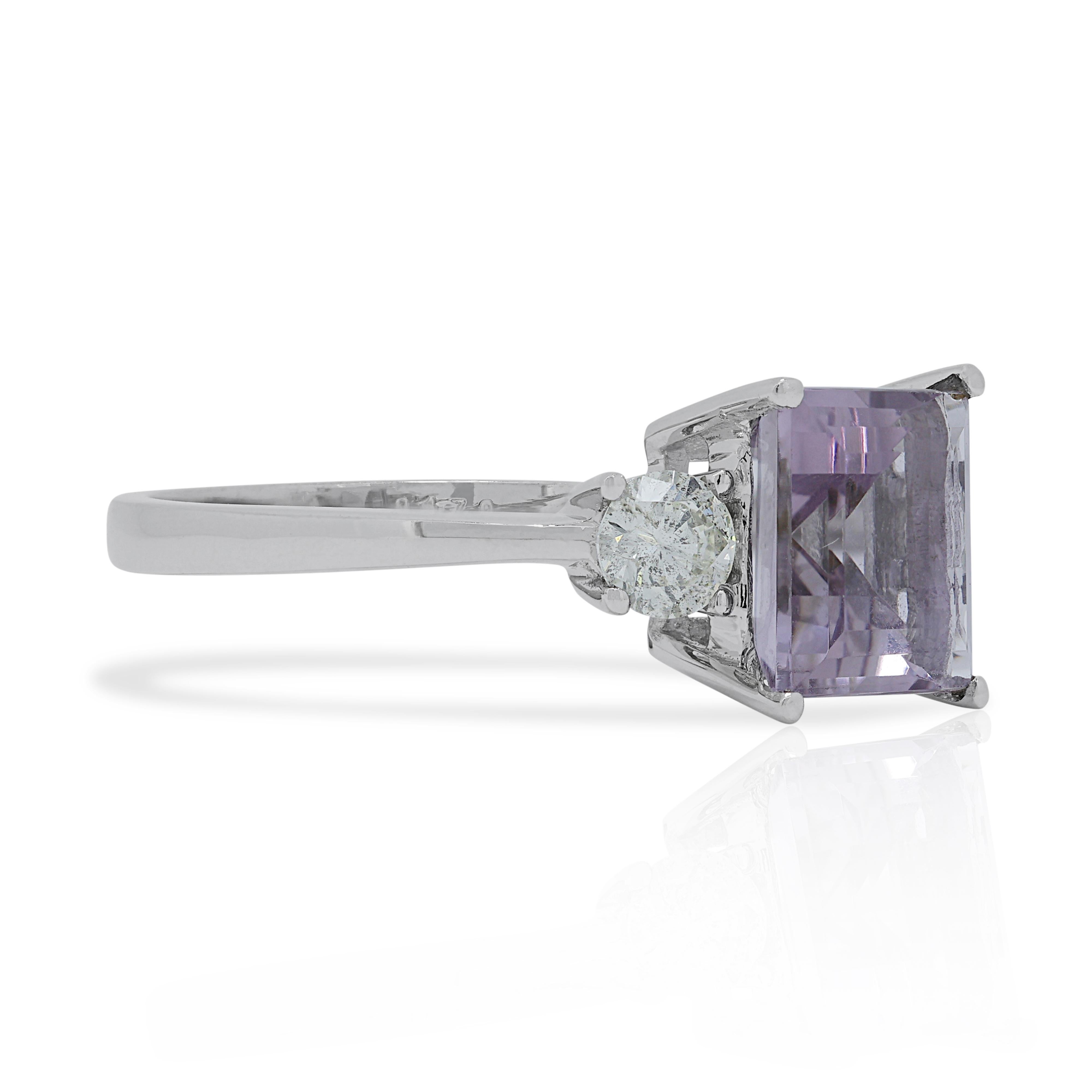 Lustrous 2.284ct Amethyst Ring with Diamonds in 18K White Gold In Excellent Condition For Sale In רמת גן, IL