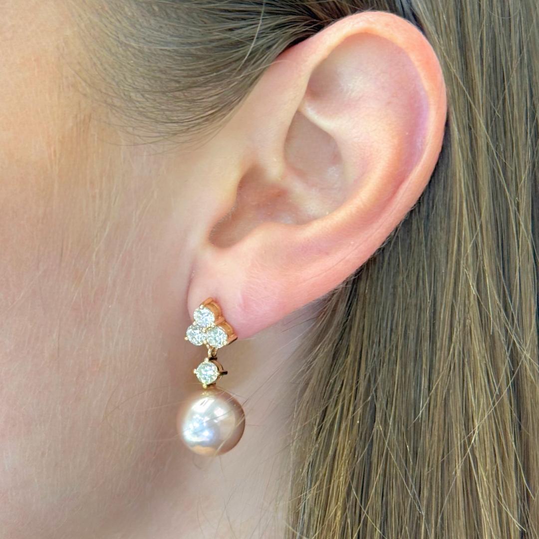 Pendants d'oreilles en or rose 18 carats avec perles de culture d'eau douce et diamants - IGI Certified

Rayonnant de chaleur et d'élégance, ces boucles d'oreilles pendantes en or rose 18 carats présentent deux superbes perles de culture d'eau douce