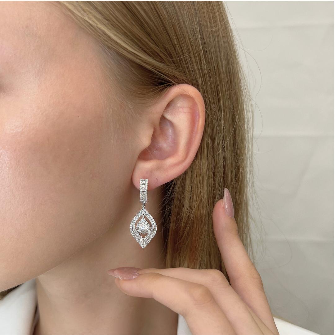 Lussuosi orecchini pendenti con 2,78 carati di diamanti in oro bianco 14k - certificati IGI in vendita 5