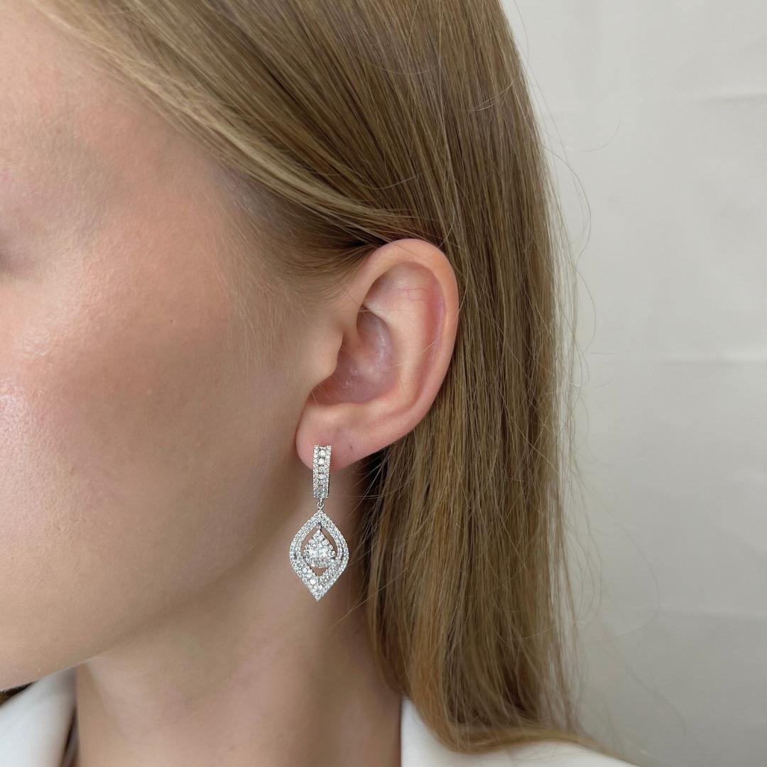 Lussuosi orecchini pendenti con 2,78 carati di diamanti in oro bianco 14k - certificati IGI

Eleganza con questi affascinanti orecchini pendenti in oro bianco 14k, impreziositi da 266 diamanti rotondi. Con un peso totale di 2,78 carati, questi