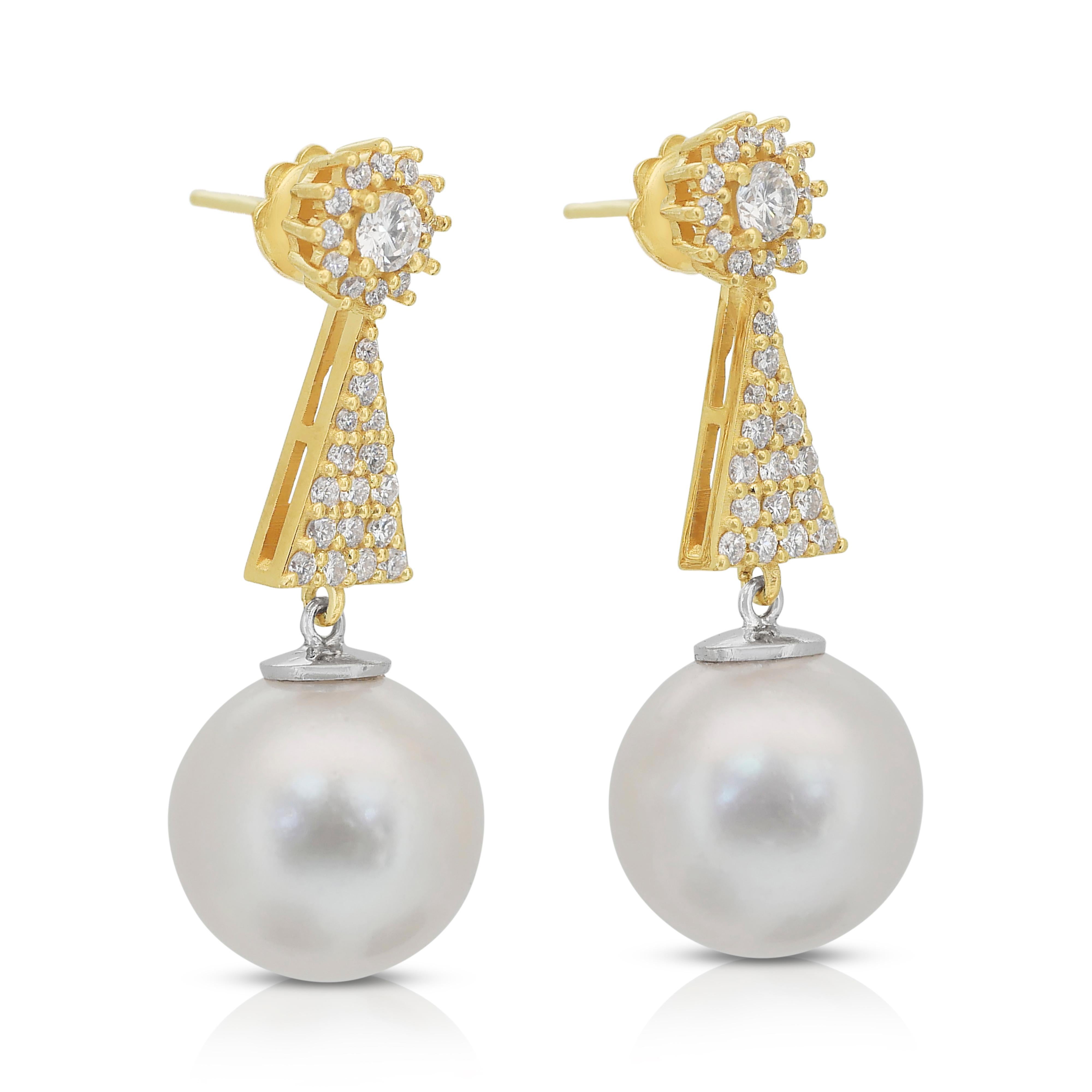 Taglio rotondo Orecchini pendenti con diamanti e perle d'acqua salata da 42,14 carati in oro giallo 18 ct. in vendita