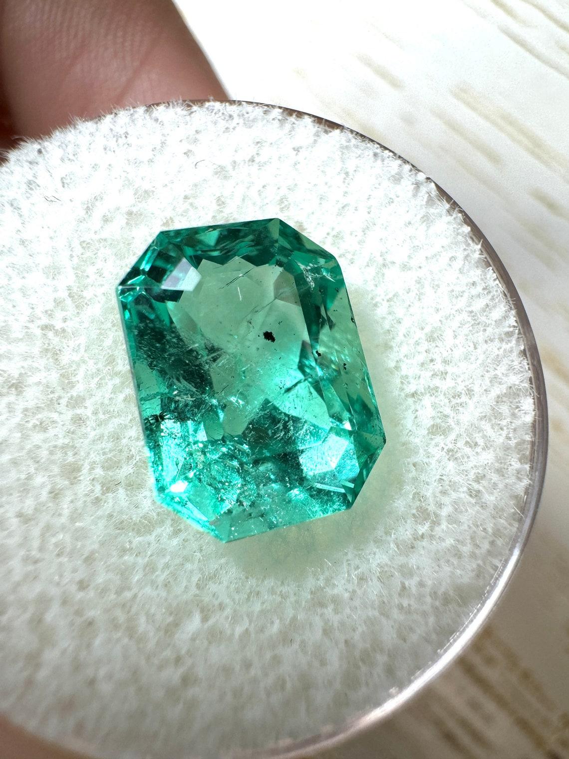 A. Stone: Smeraldo
Peso: 5,15 carati
Forma: Taglio smeraldo
Chiarezza: Trasparente
Lucentezza: Molto buono
Colore: Greene & Greene bluastro
Misure: 11,9 mm x 8,86 mm
Origine geografica: Colombia
Trattamento: Naturale, oliatura

Commenti: A causa
