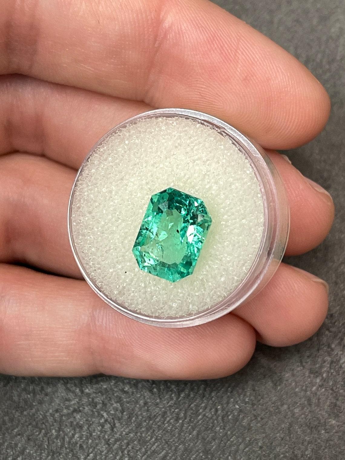 Taglio smeraldo Lussuosa gemma di smeraldo colombiano classico da 5,15 carati - Pietra di nascita di maggio in vendita