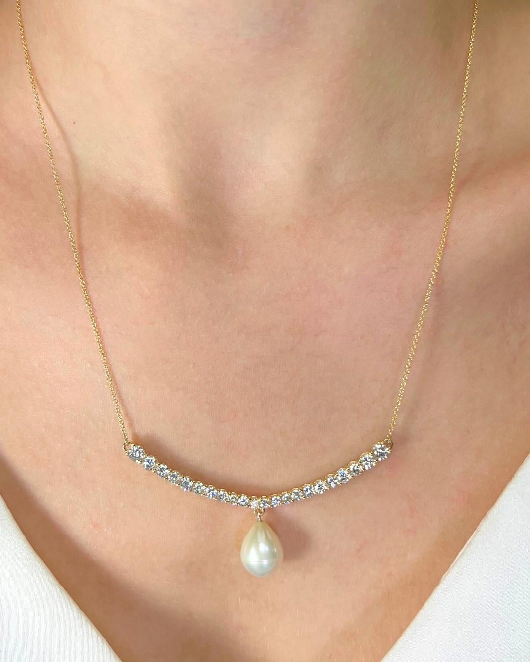 Lustrous 6.15ct Fresh Water Cultured Pearl and Diamonds Necklace in 18k Yellow Gold - IGI Certified

This radiant 18K yellow gold necklace is a graceful fusion of natural beauty and refined sparkle. At its center lies a luminous 4.12ct freshwater