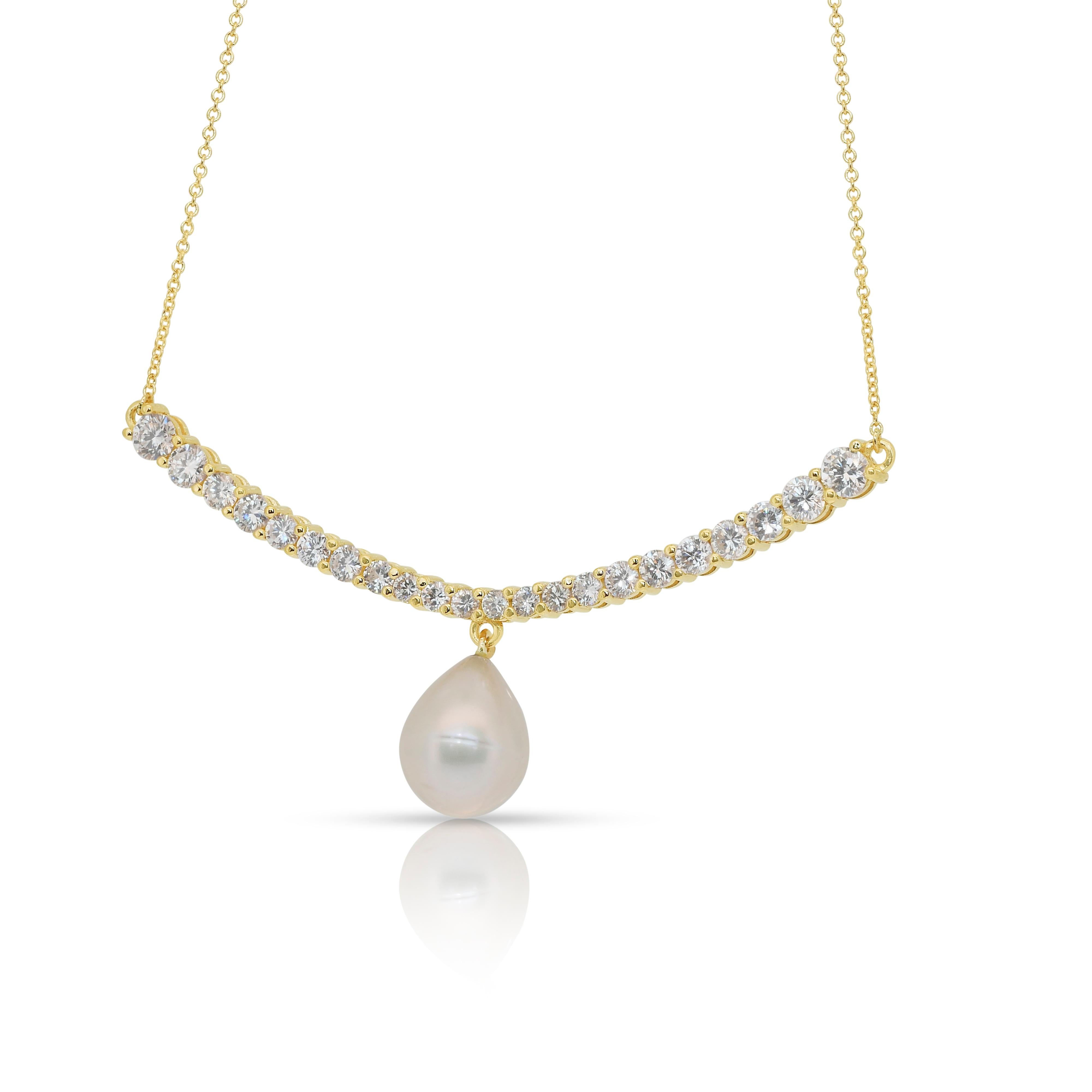 Lustrous 6.15ct Fresh Water Cultured Pearl and Diamonds Necklace In New Condition For Sale In רמת גן, IL