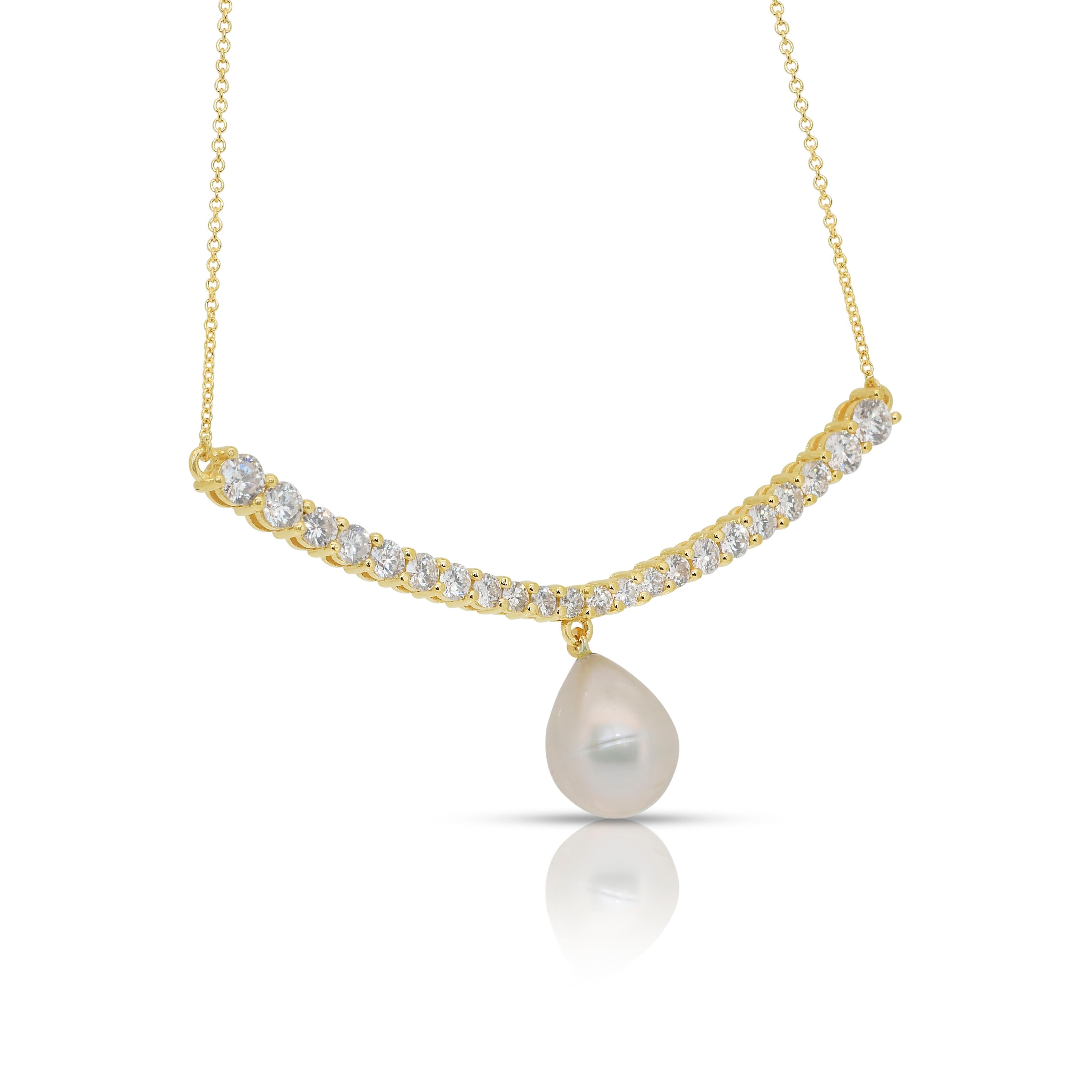 Lustrous 6.15ct Fresh Water Cultured Pearl and Diamonds Necklace For Sale 1