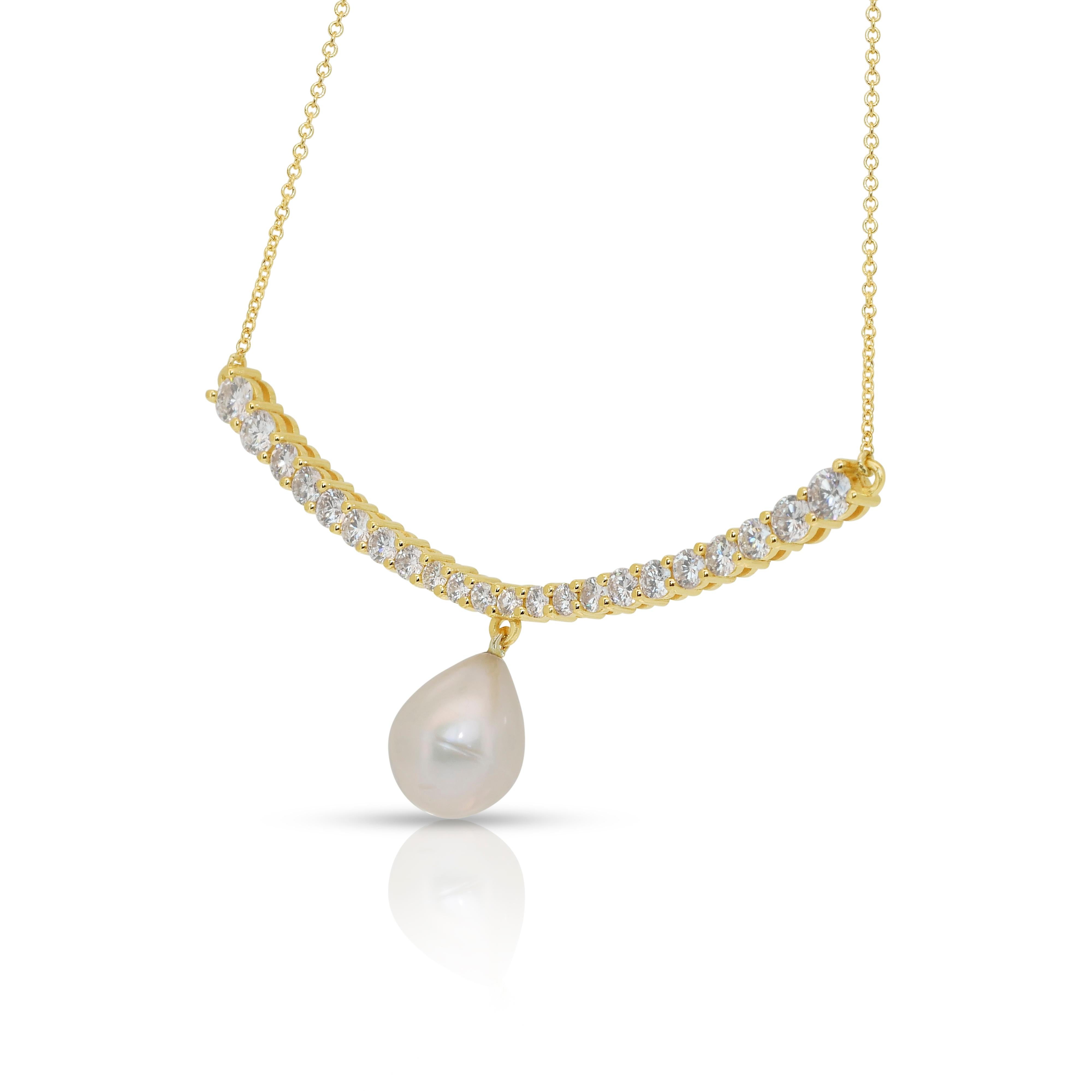Lustrous 6.15ct Fresh Water Cultured Pearl and Diamonds Necklace For Sale 2