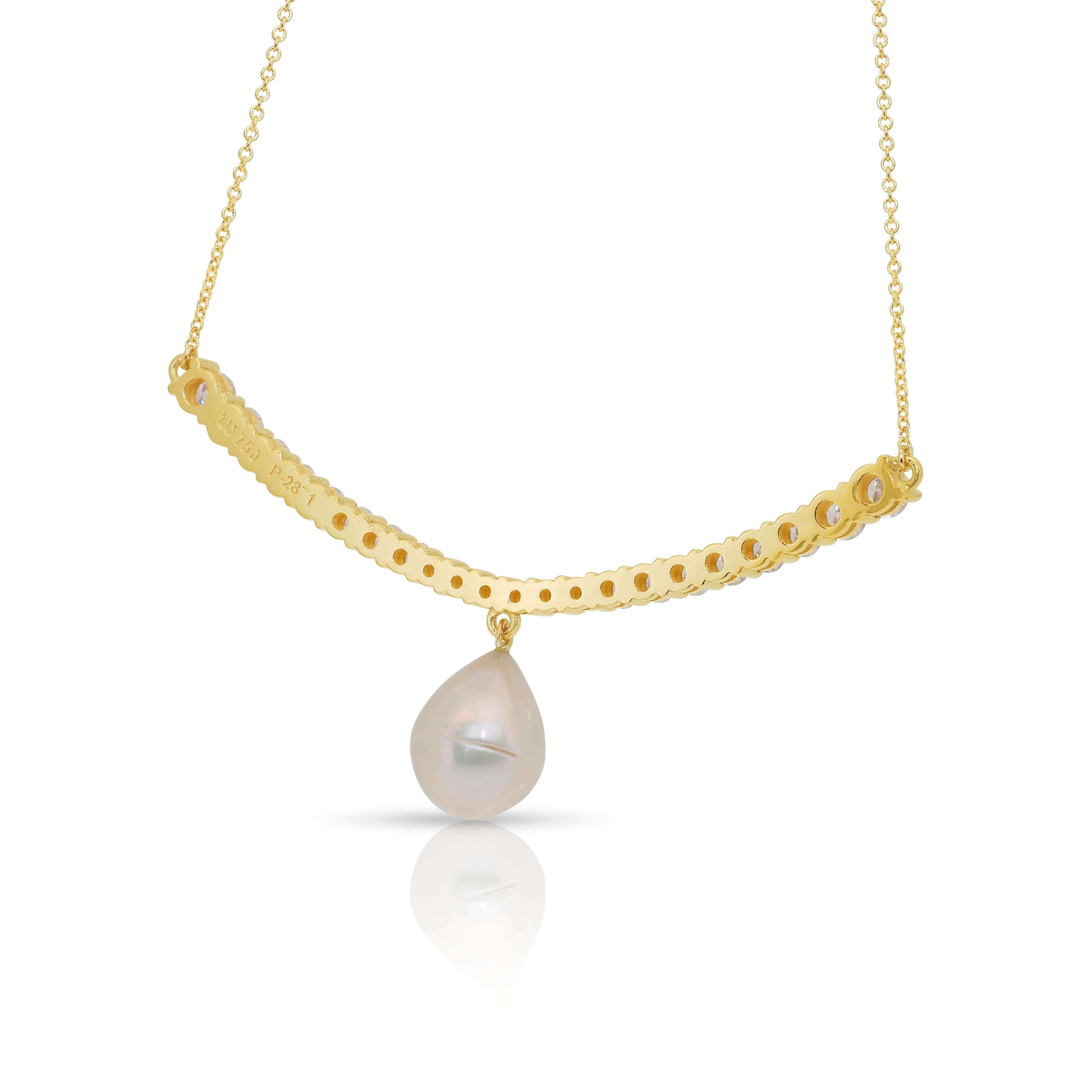 Lustrous 6.15ct Fresh Water Cultured Pearl and Diamonds Necklace For Sale 4
