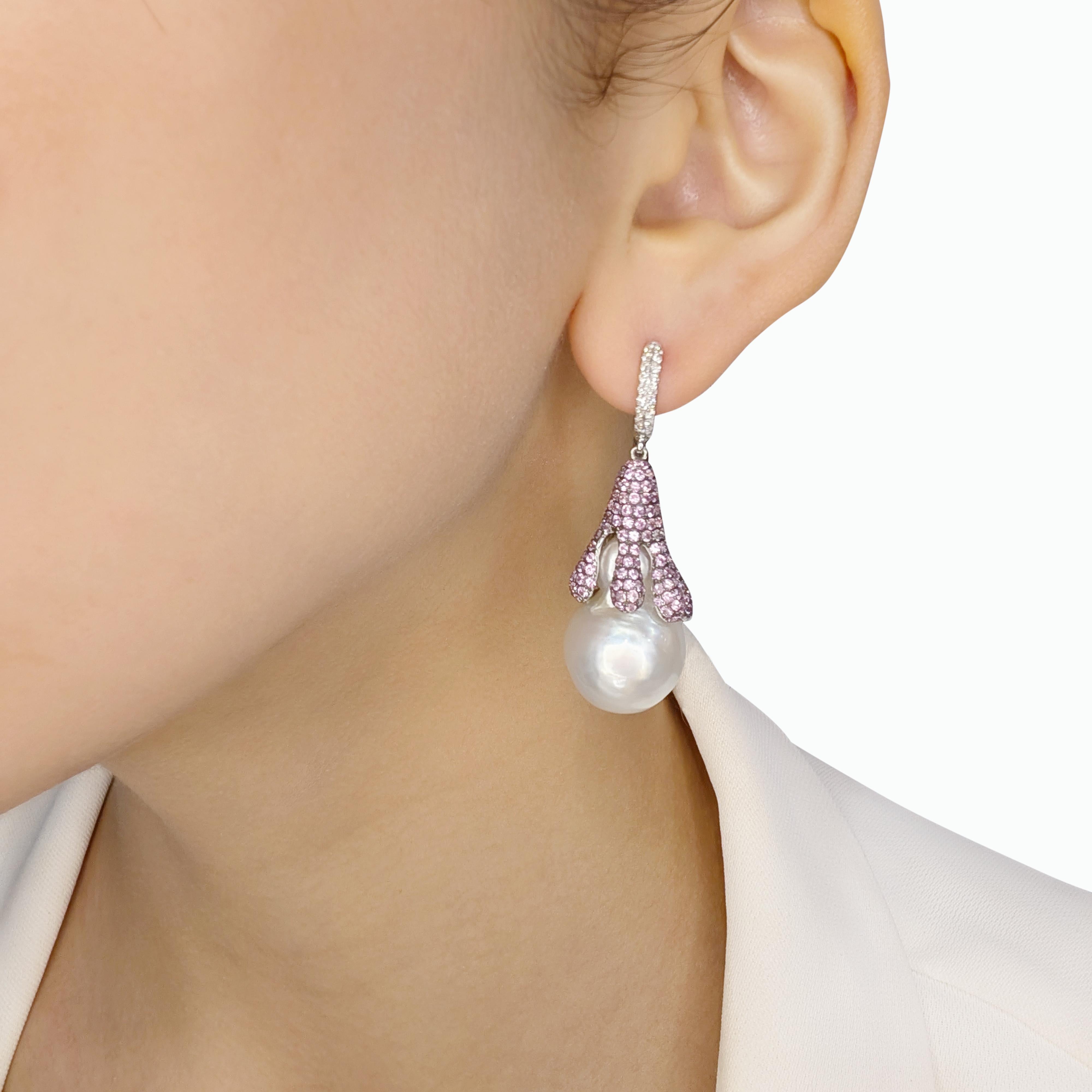 Ces boucles d'oreilles d'occasion sont une fusion frappante d'élégance et de design artistique, réalisées dans un luxueux or blanc 18 carats. Le point de mire est une paire de perles baroques exquises des mers du Sud, mesurant chacune 15,8 mm de