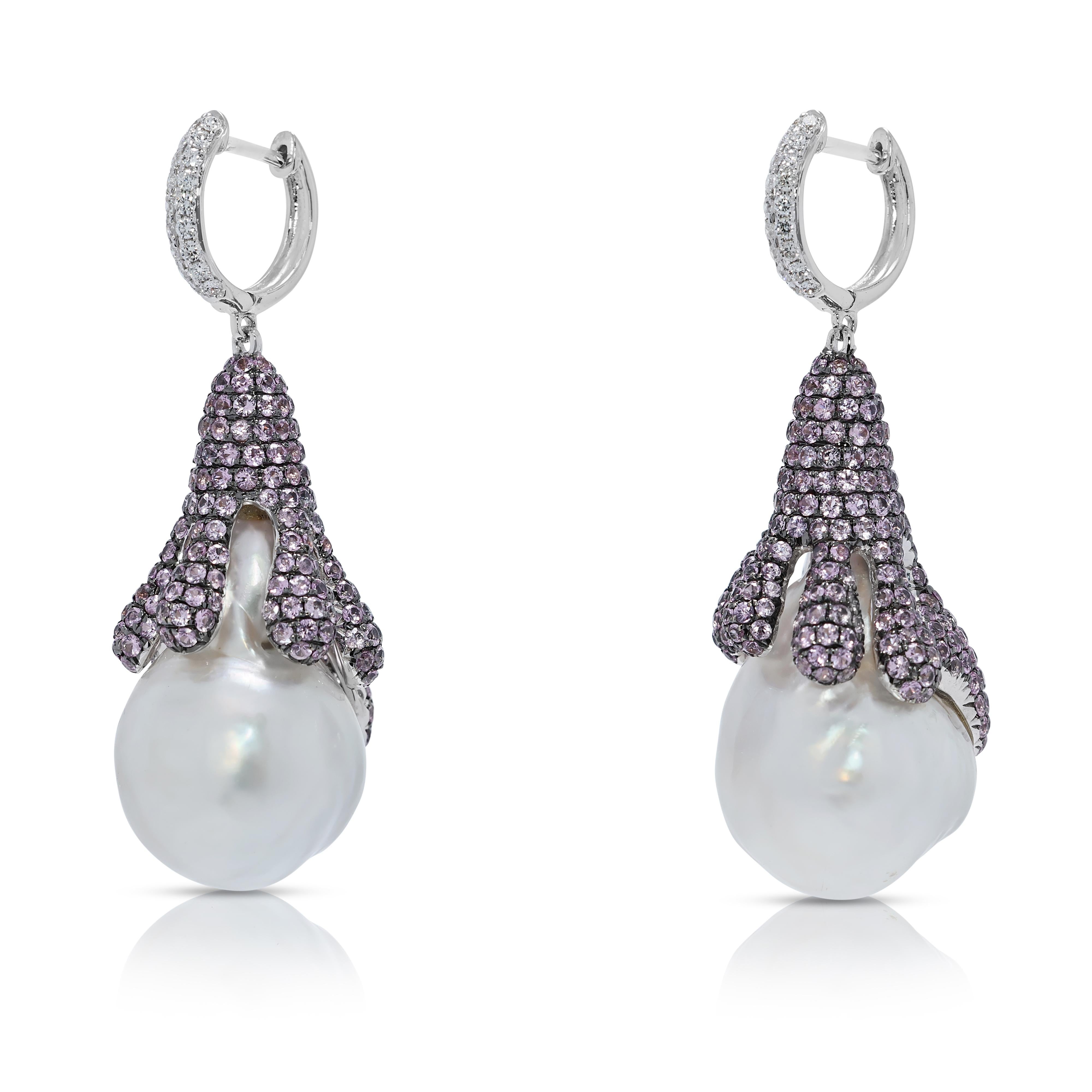 Boucles d'oreilles en or blanc 18 carats avec perles des mers du Sud, saphirs et diamants de 6,66ct Excellent état - En vente à רמת גן, IL