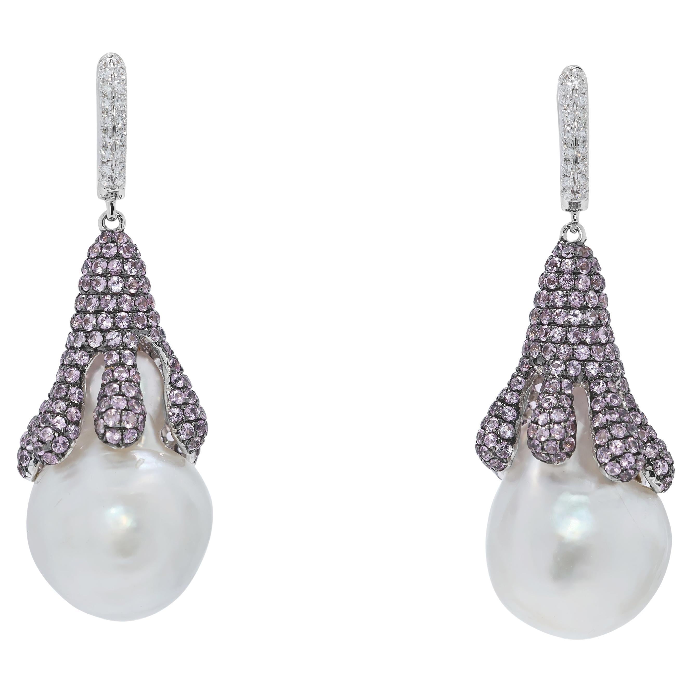 Boucles d'oreilles en or blanc 18 carats avec perles des mers du Sud, saphirs et diamants de 6,66ct en vente