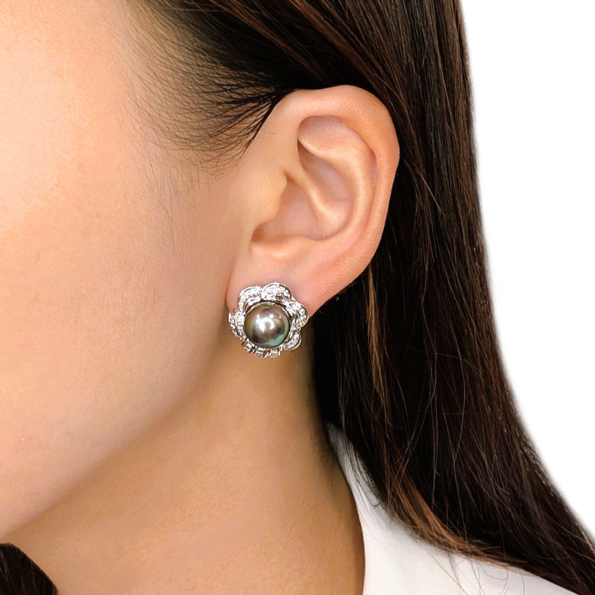 Orecchini con perle di coltura di Tahiti e diamanti in oro bianco 18 carati - certificati IGI - da 8,01 carati

Questi orecchini in oro bianco 18 carati presentano una splendida coppia di perle coltivate di Tahiti con un totale di 7,00ct, ciascuna