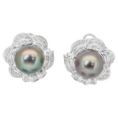 Lustrous 8.01ct Tahitian Cultured Pearls and Diamonds Earrings in 18k White Gold (Boucles d
oreilles en or blanc 18 carats)