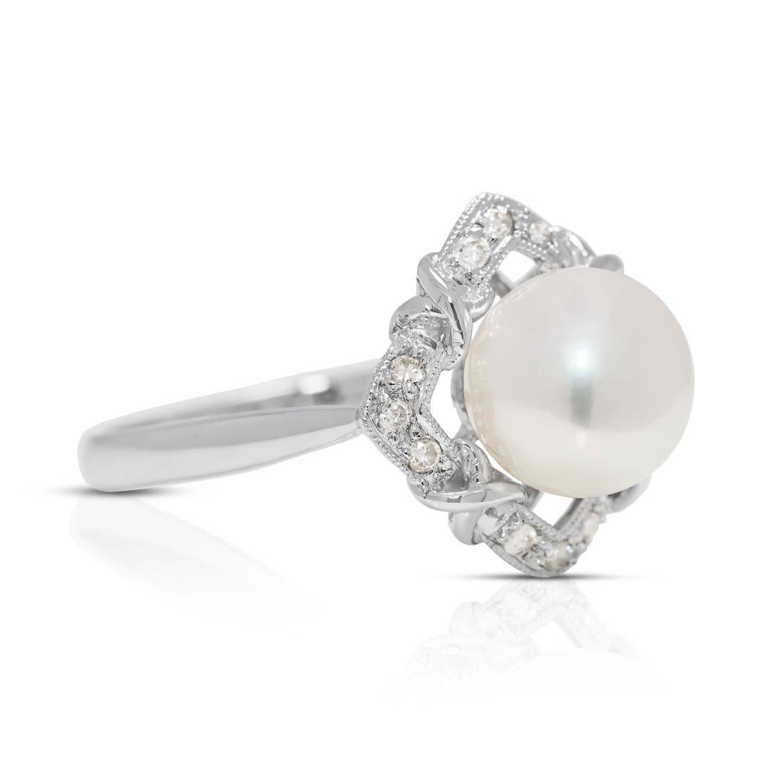 Lustrous 8.2mm Akoya Pearl & 0.12ct Natural Diamond Ring in 18K White Gold (Rundschliff) im Angebot