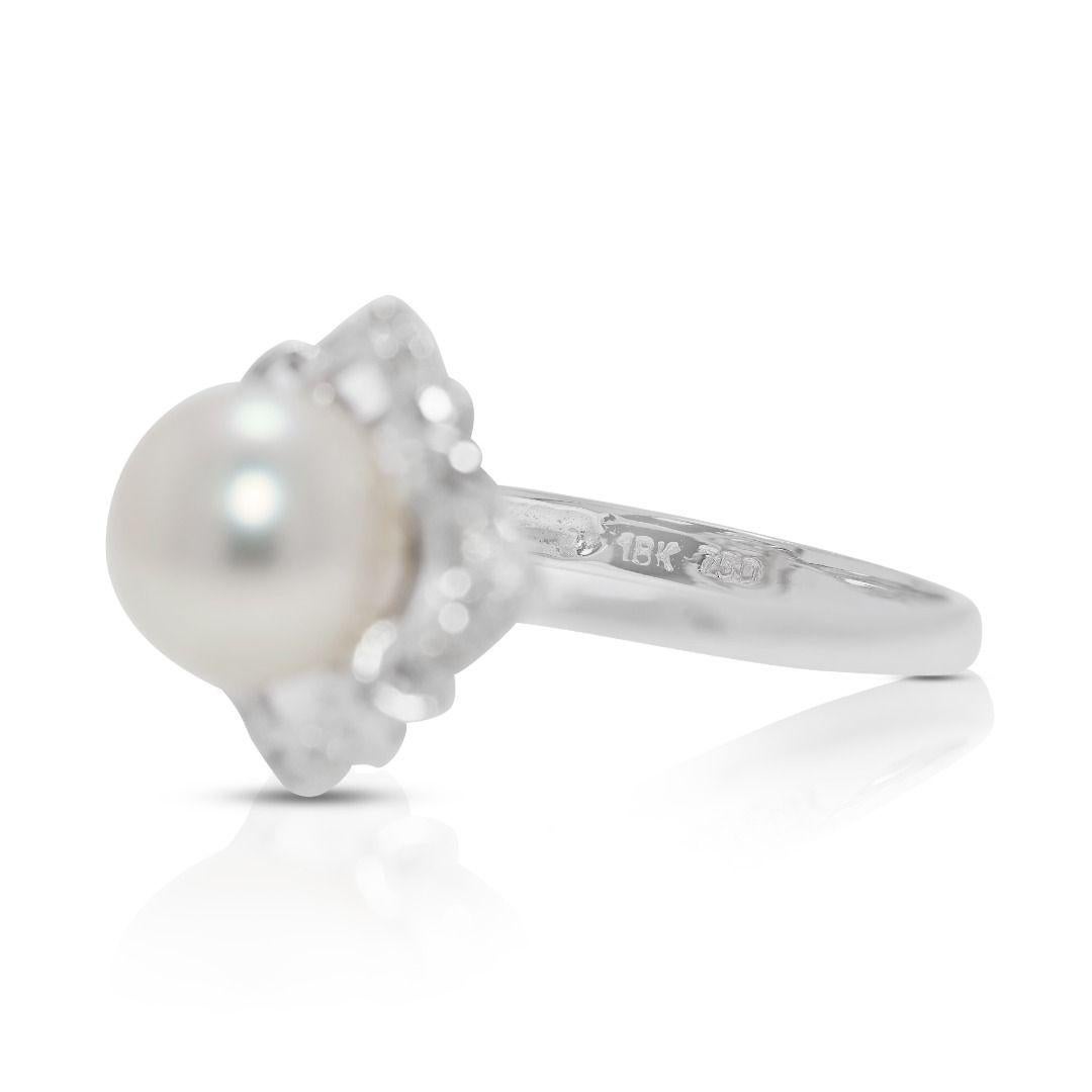 Lustrous 8.2mm Akoya Pearl & 0.12ct Natural Diamond Ring in 18K White Gold im Zustand „Hervorragend“ im Angebot in רמת גן, IL