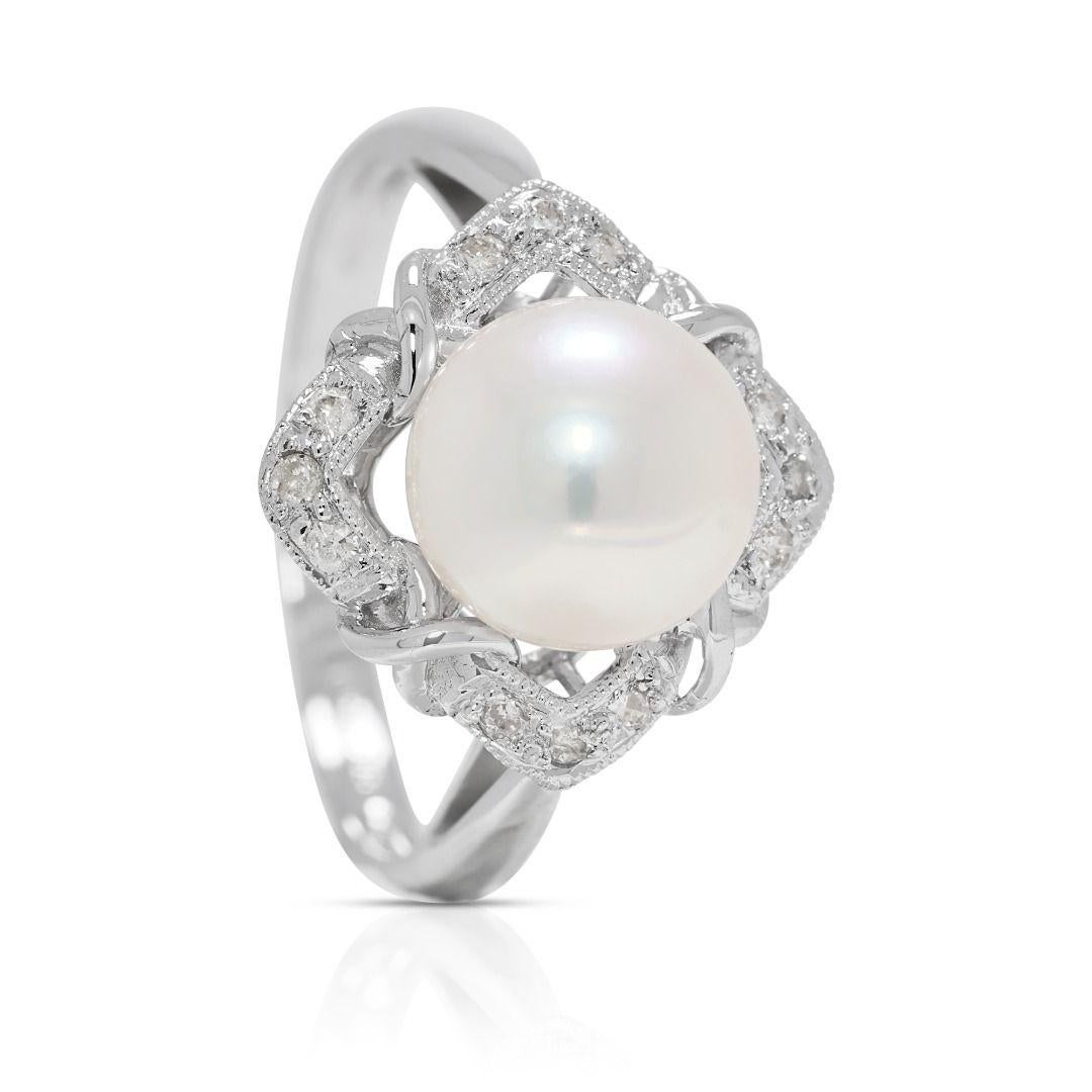 Lustrous 8.2mm Akoya Pearl & 0.12ct Natural Diamond Ring in 18K White Gold für Damen oder Herren im Angebot