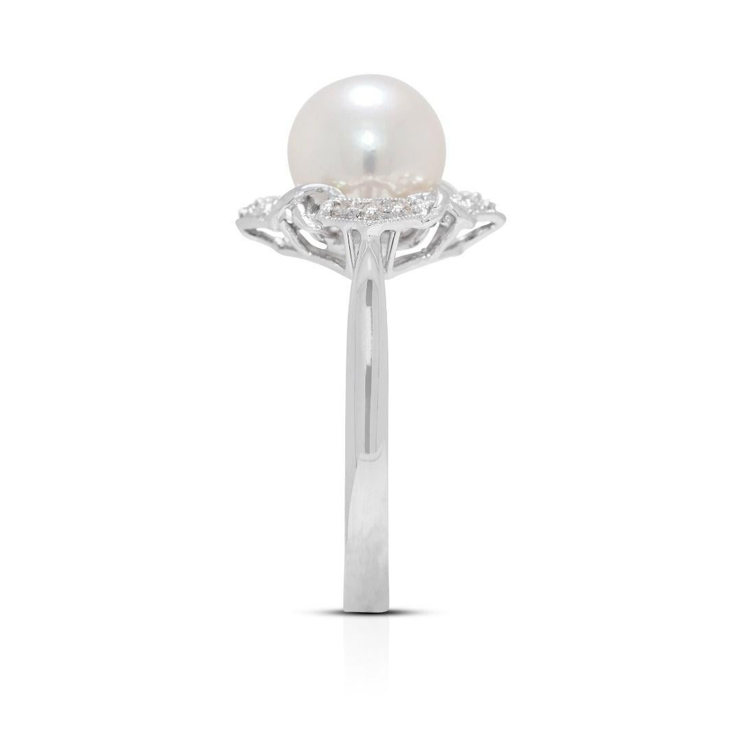 Lustrous 8.2mm Akoya Pearl & 0.12ct Natural Diamond Ring in 18K White Gold im Angebot 1