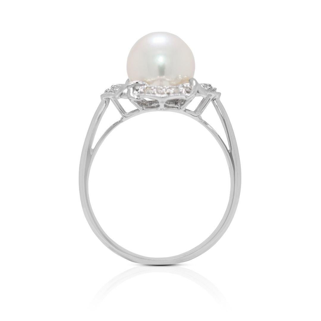 Lustrous 8.2mm Akoya Pearl & 0.12ct Natural Diamond Ring in 18K White Gold im Angebot 2