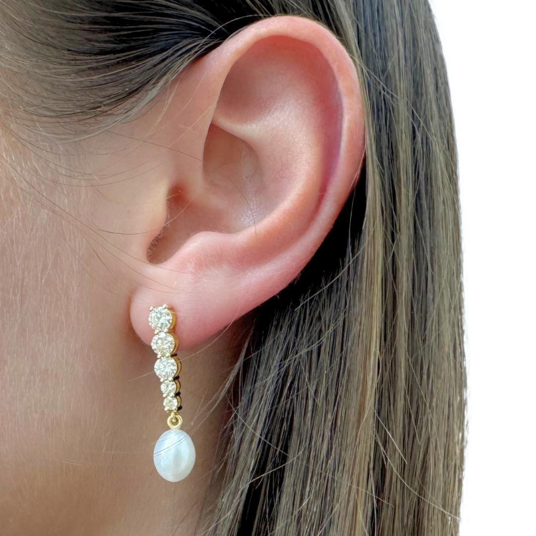 Lussuosi orecchini a goccia con perle d'acqua dolce e diamanti da 8,46 carati in oro giallo 18 carati - certificati IGI

Questi raffinati orecchini a goccia in oro giallo 18 carati presentano due luminose perle d'acqua dolce coltivate in un'elegante