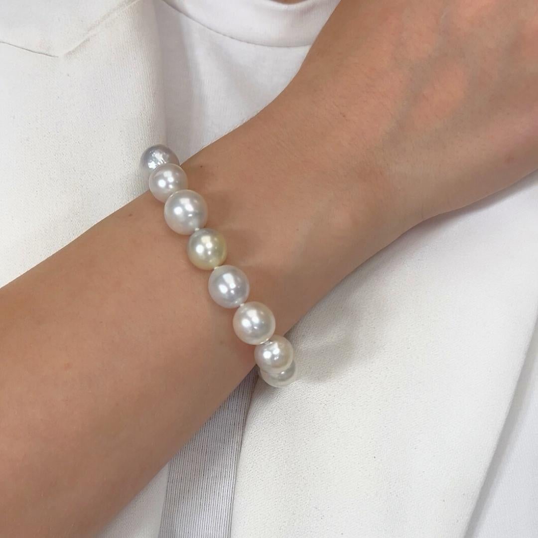 Lustrous 90.00ct Salt Water Cultured Pearls Bracelet in 18k Yellow Gold - IGI Certified

Immerse yourself in the timeless grace of this breathtaking bracelet, adorned with 15 lustrous saltwater cultured pearls totaling an impressive 90.00ct. Set in