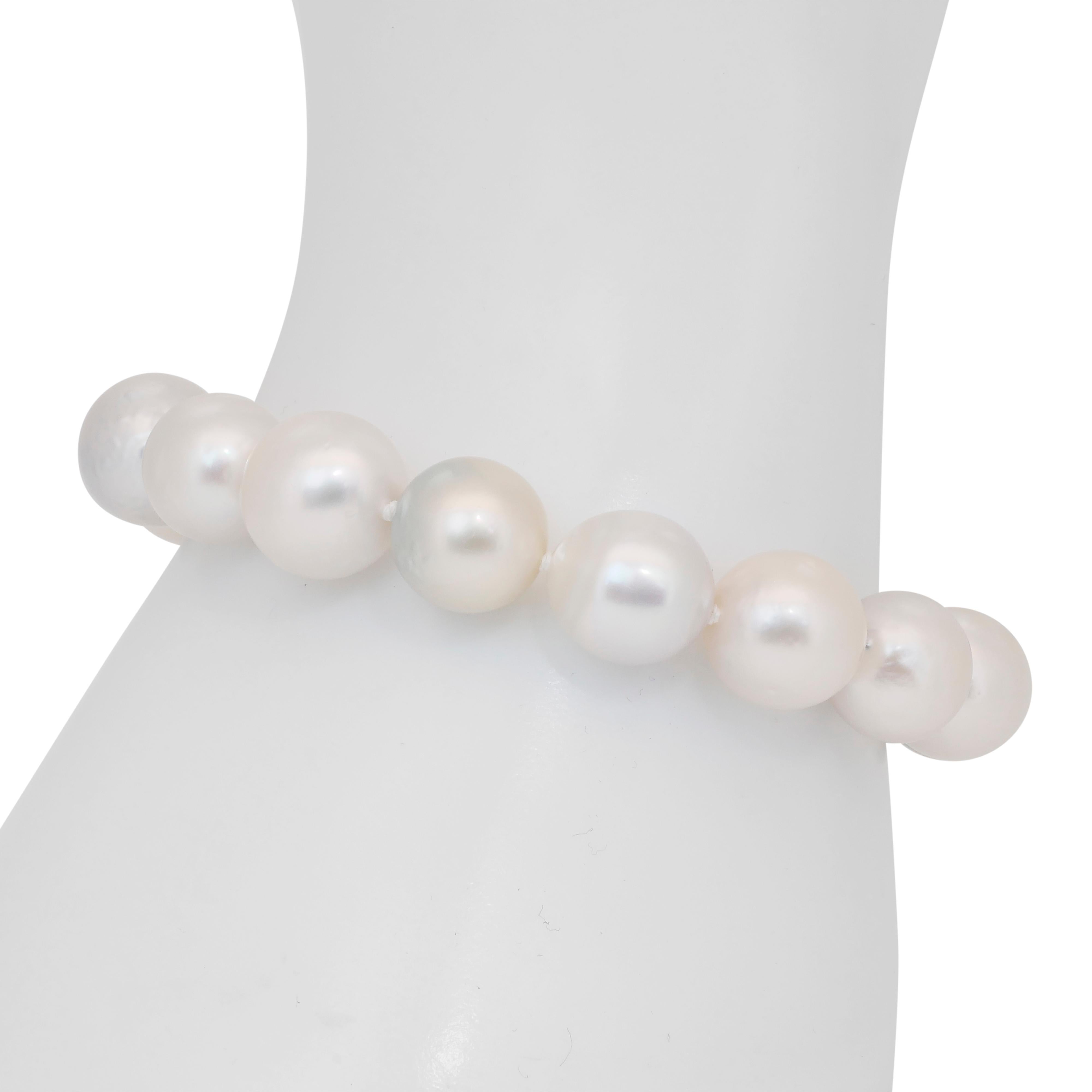 Round Cut Lustrous 90.00ct Salt Water Cultured Pearls Bracelet in 18k Yellow Gold For Sale