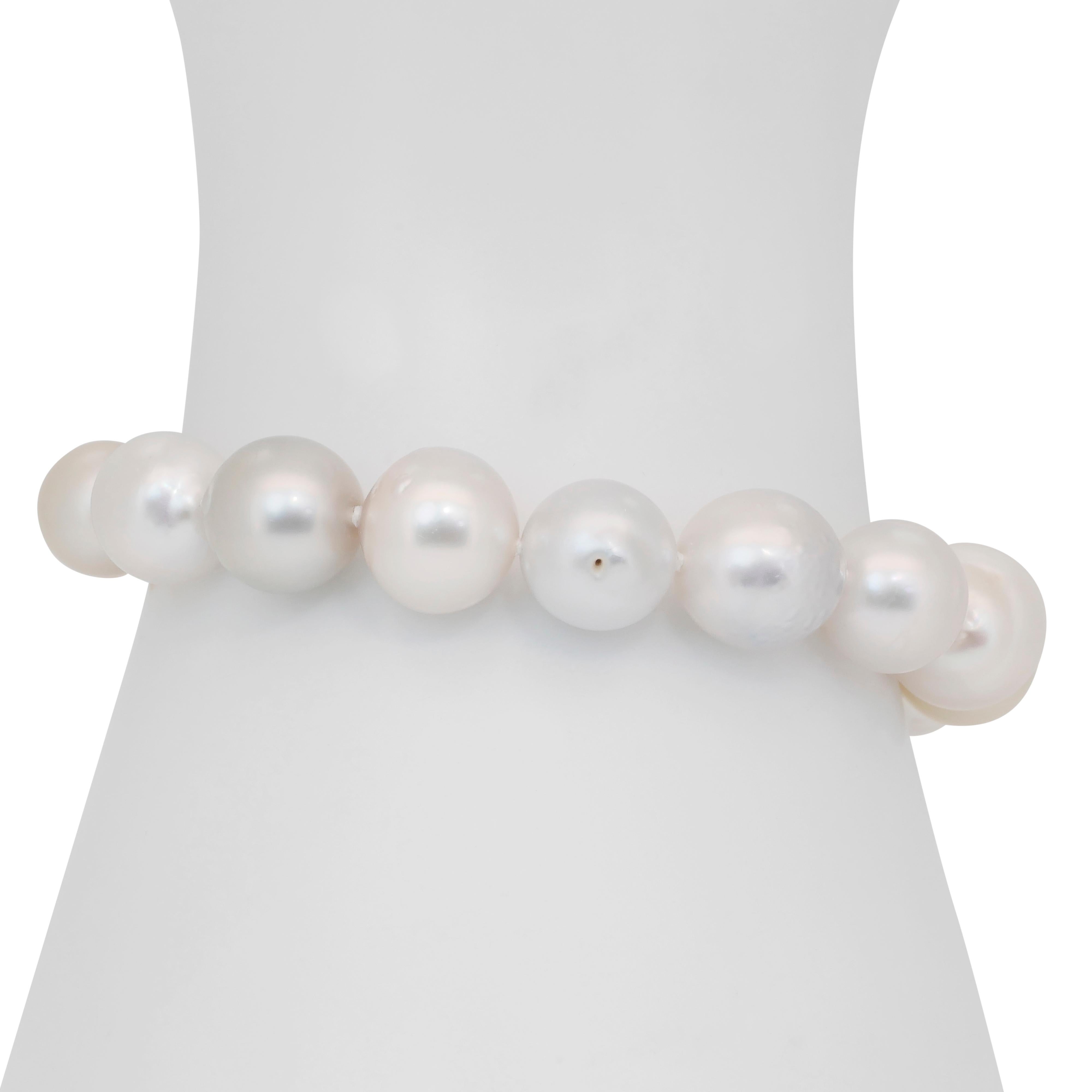 Lustrous 90.00ct Salt Water Cultured Pearls Bracelet in 18k Yellow Gold In New Condition For Sale In רמת גן, IL