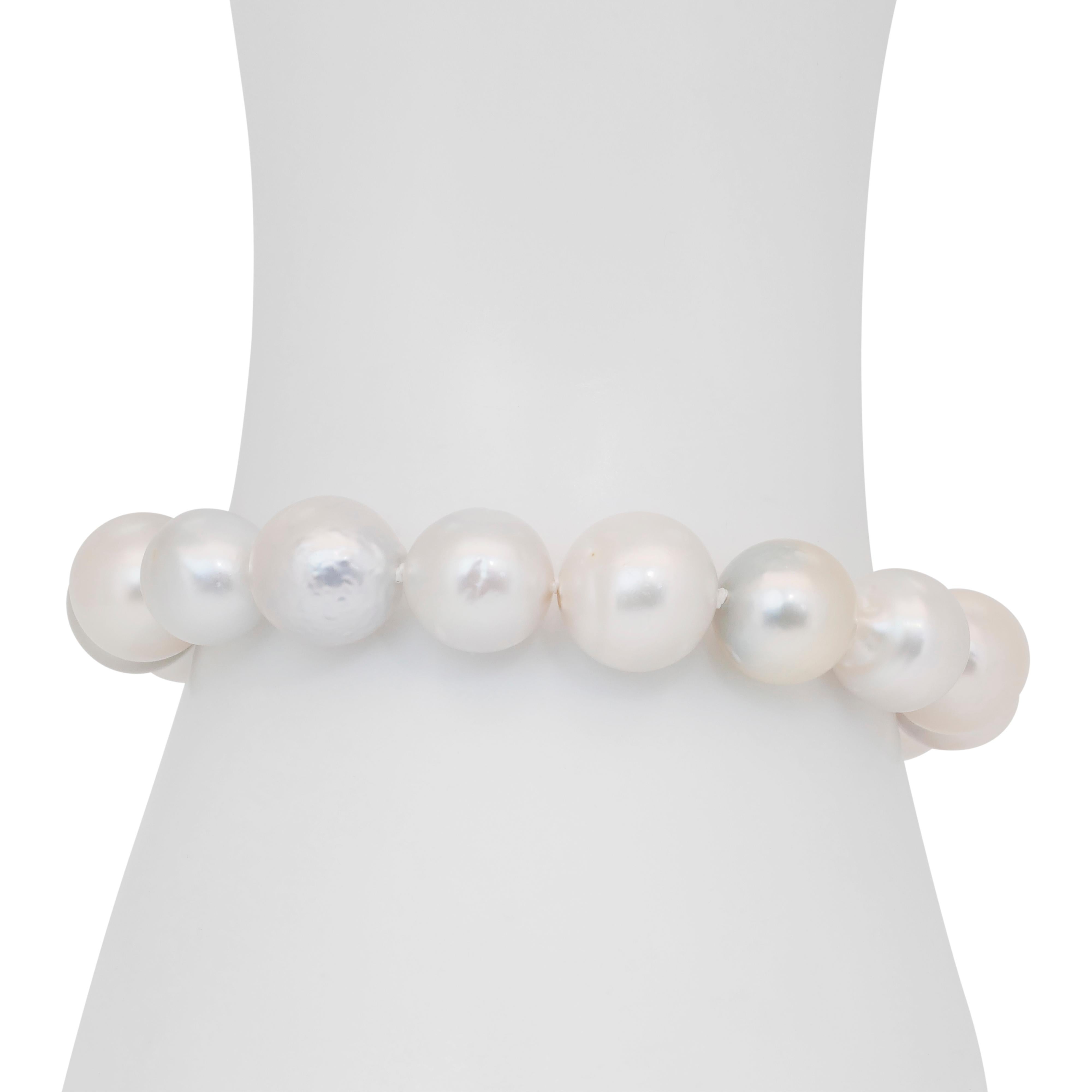 Women's Lustrous 90.00ct Salt Water Cultured Pearls Bracelet in 18k Yellow Gold For Sale