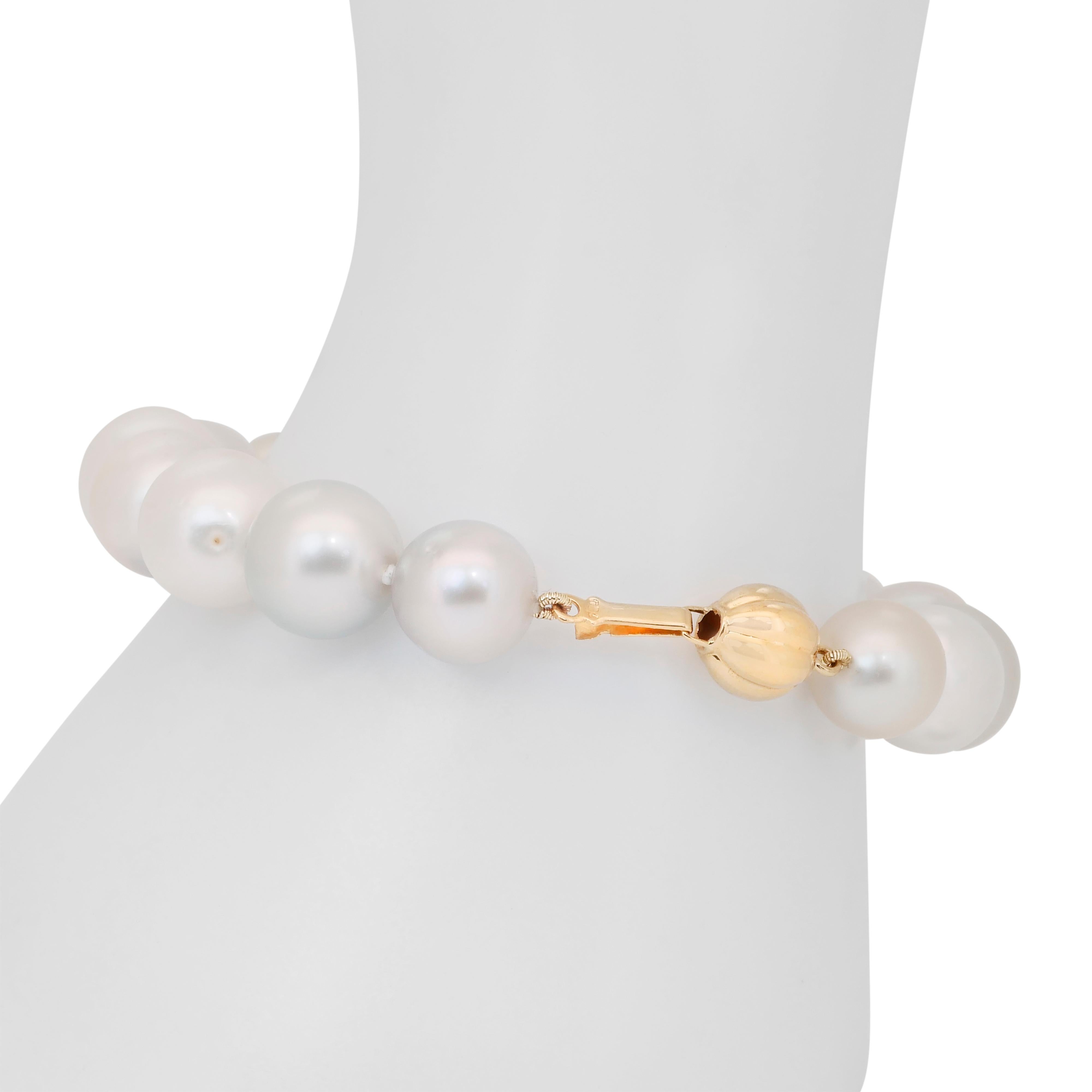 Lustrous 90.00ct Salt Water Cultured Pearls Bracelet in 18k Yellow Gold For Sale 2