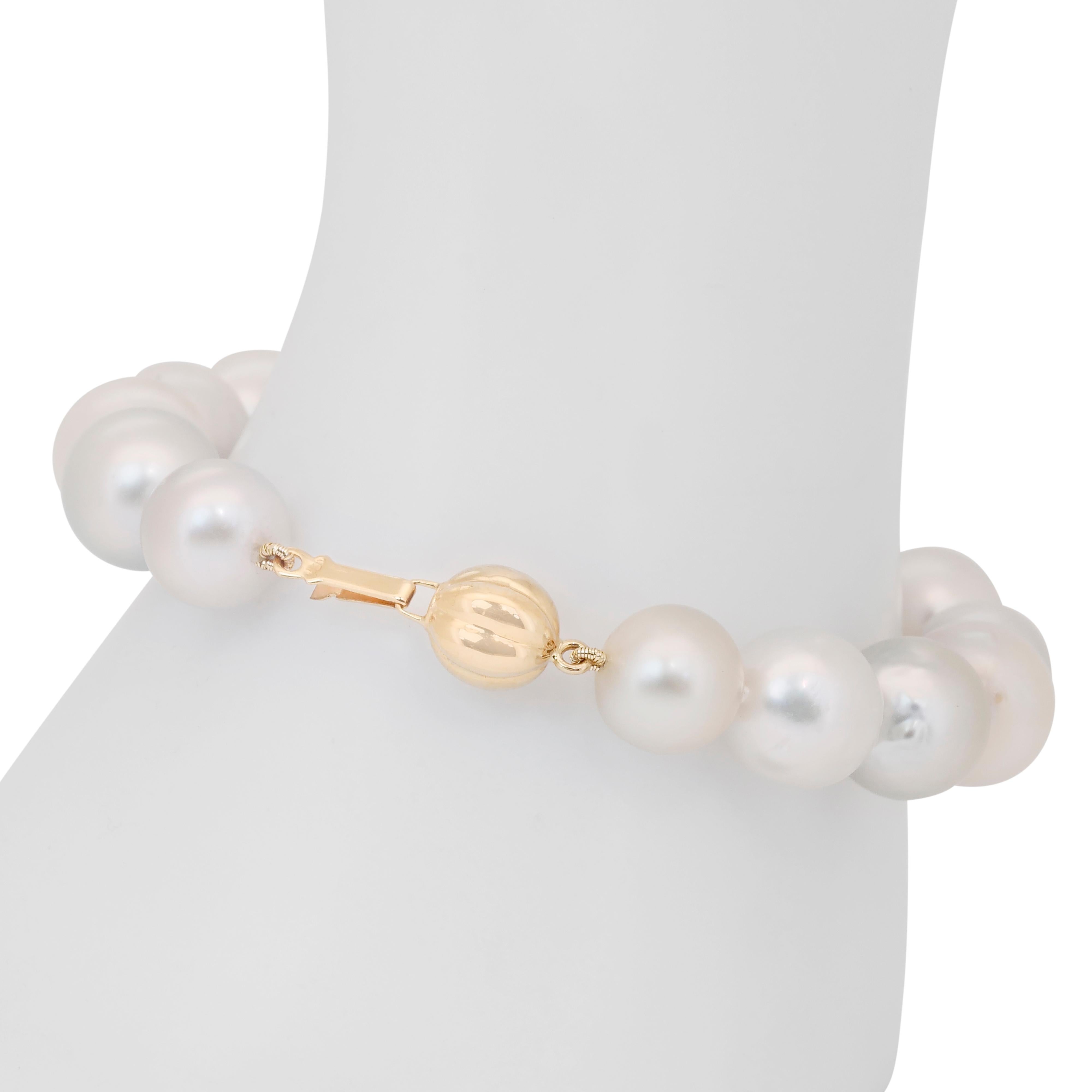 Lustrous 90.00ct Salt Water Cultured Pearls Bracelet in 18k Yellow Gold For Sale 3
