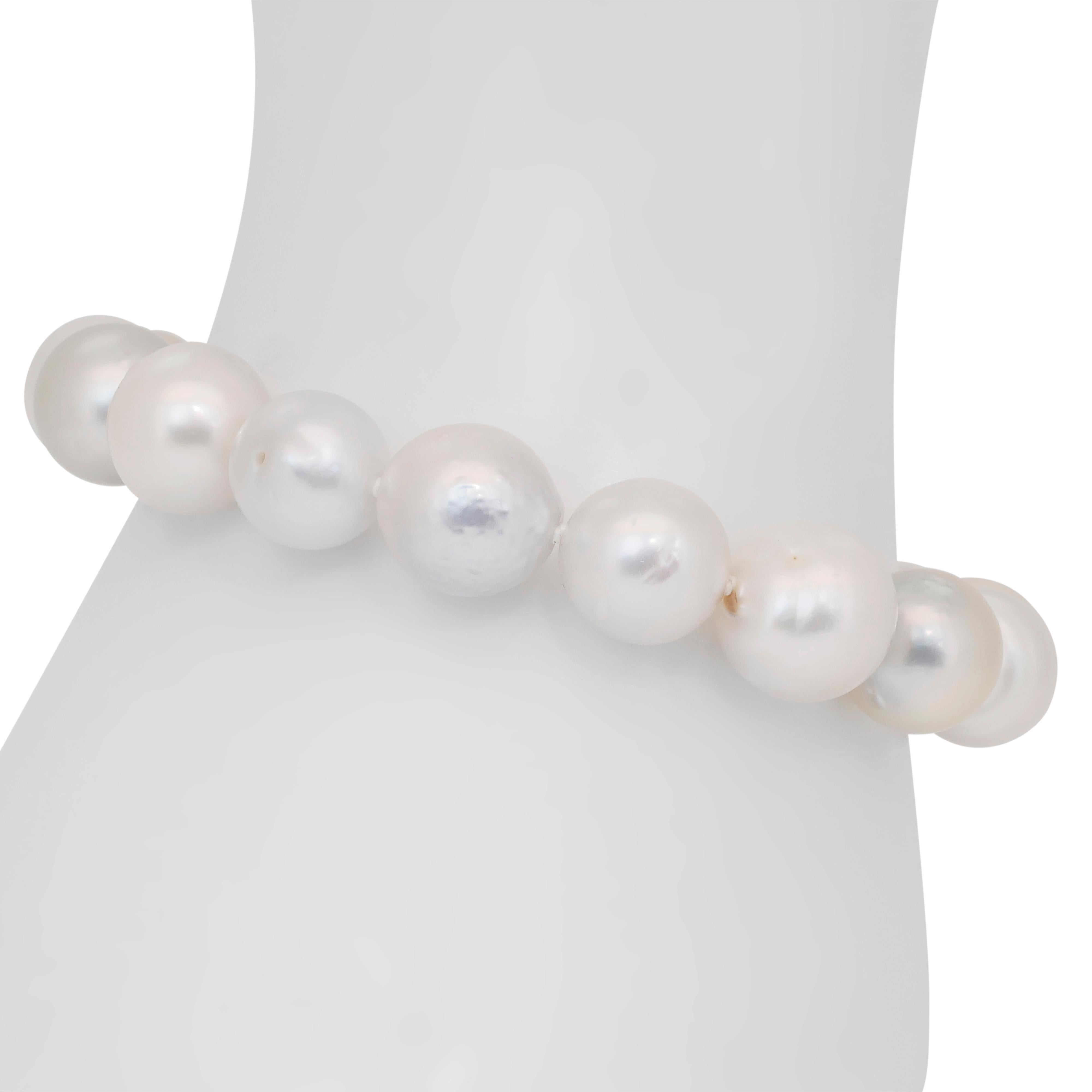 Lustrous 90.00ct Salt Water Cultured Pearls Bracelet in 18k Yellow Gold For Sale 4