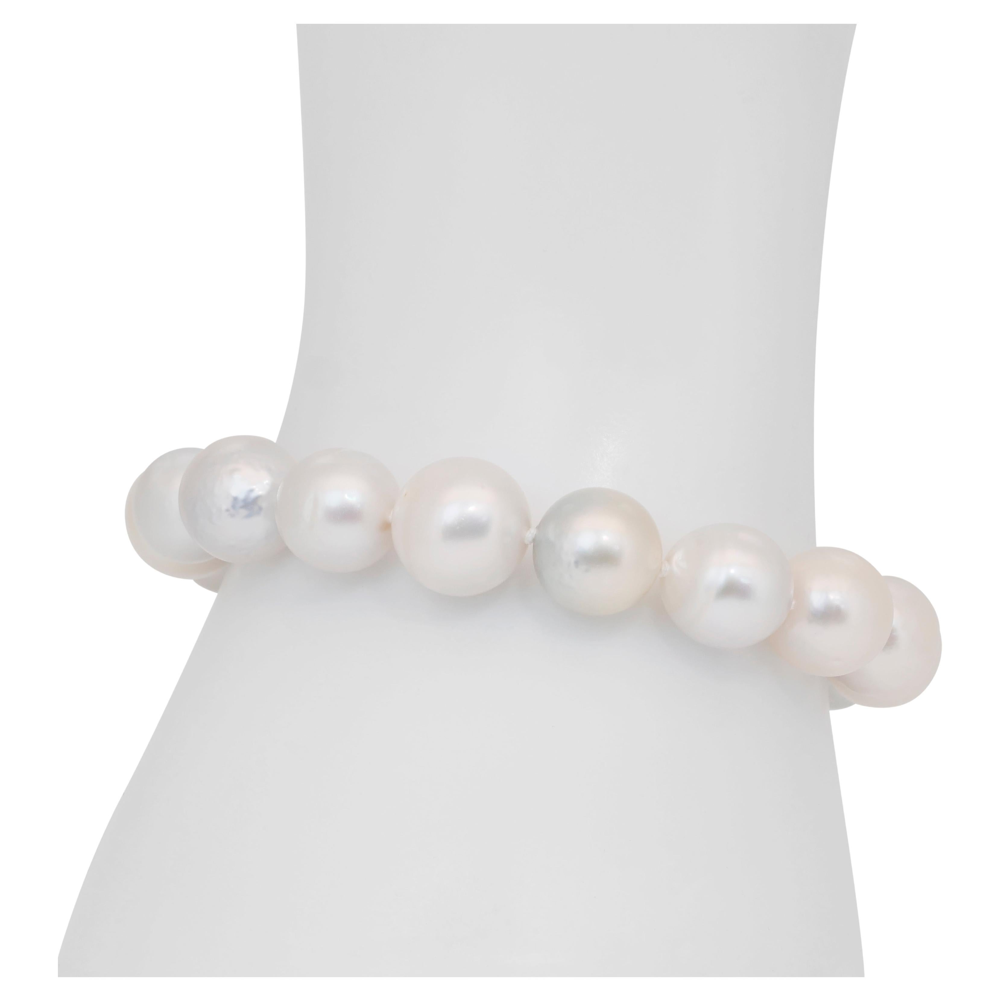 Lustrous 90.00ct Salt Water Cultured Pearls Bracelet in 18k Yellow Gold For Sale